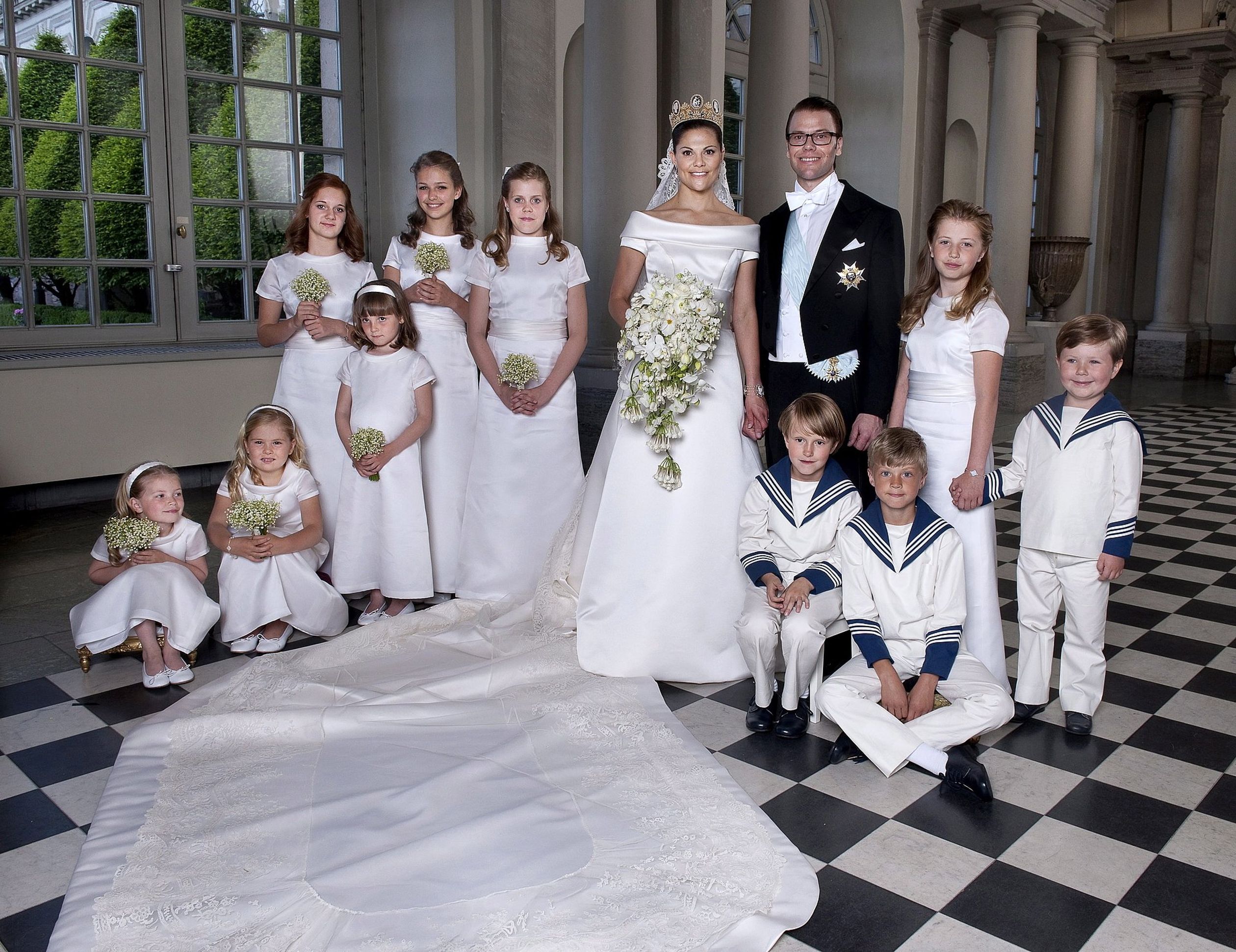 Bij het huwelijk van kroonprinses Victoria en prins Daniel was Ingrid Alexandra een van de bruidskinderen. Je ziet haar staan op de vierde plek van links.