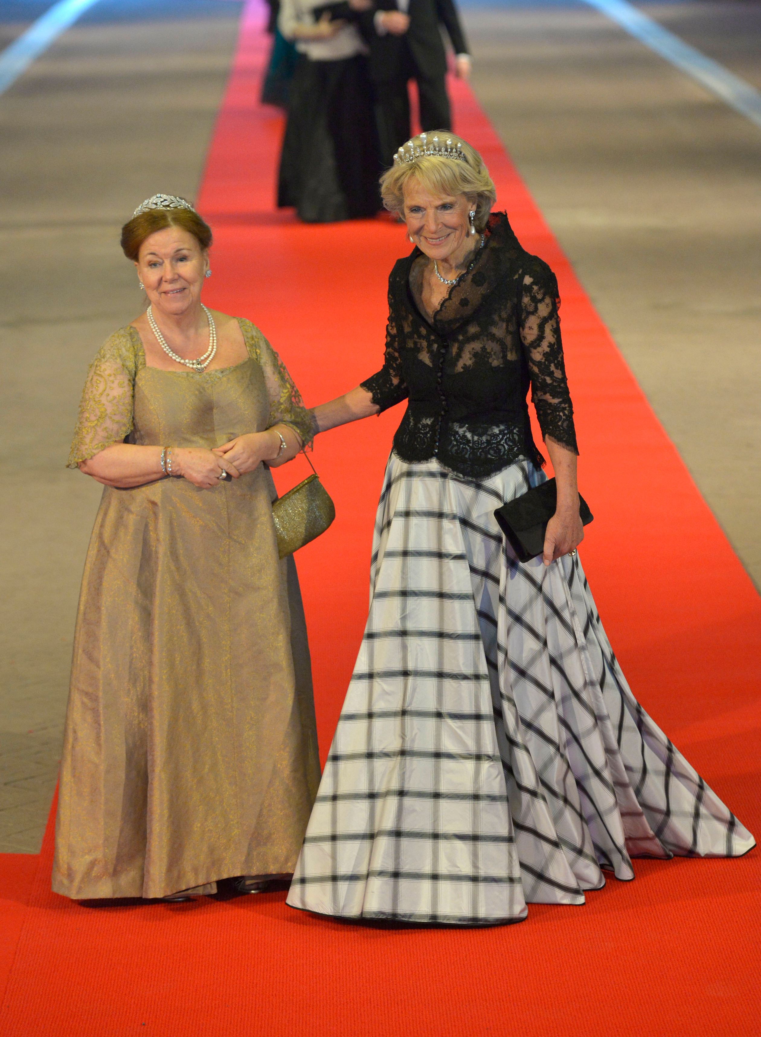 Prinses Christina en prinses Irene arriveren voor het koninklijk diner in het Rijksmuseum aan de