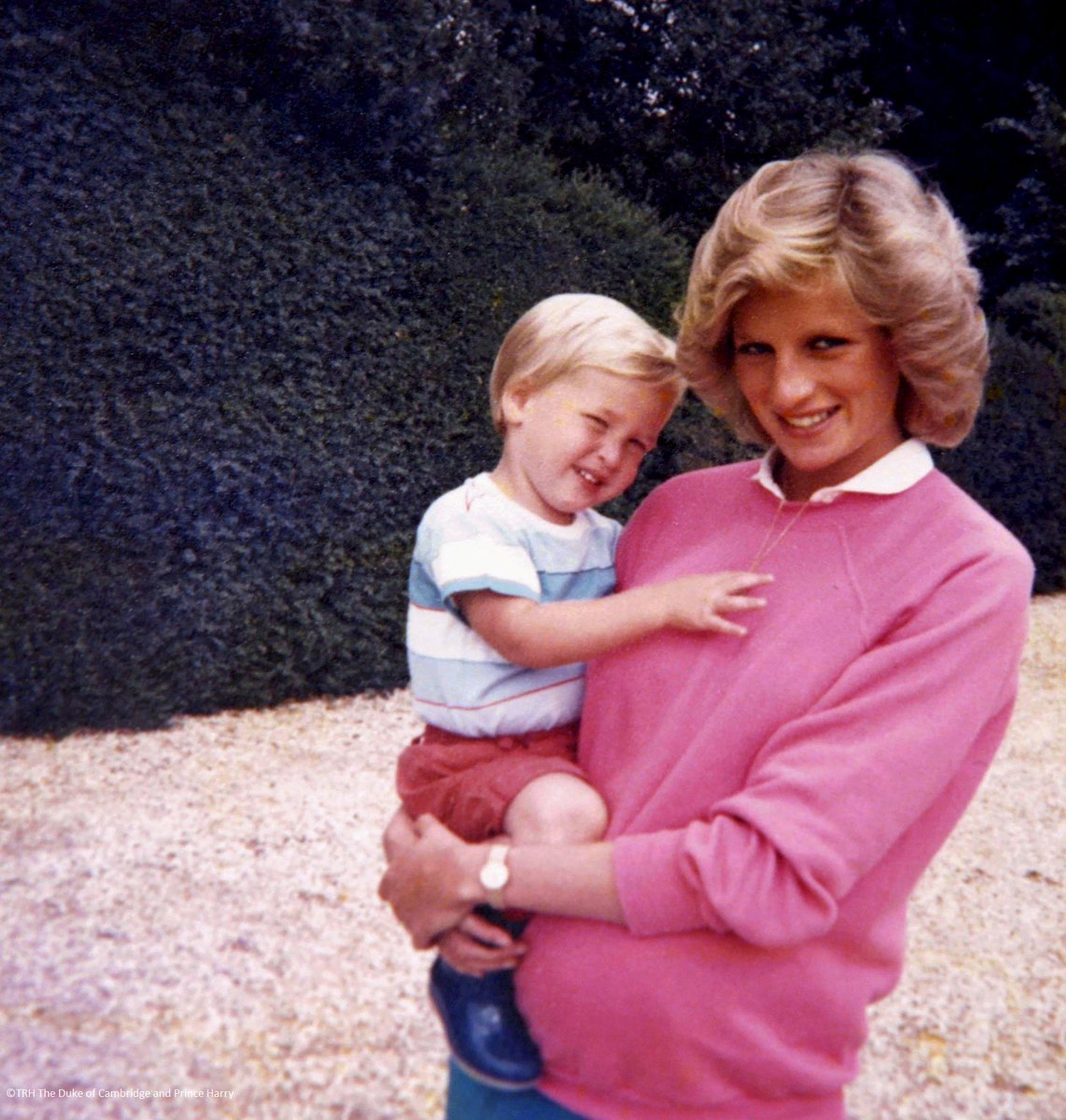 Prinses Diana zwanger, met prins William op haar arm.