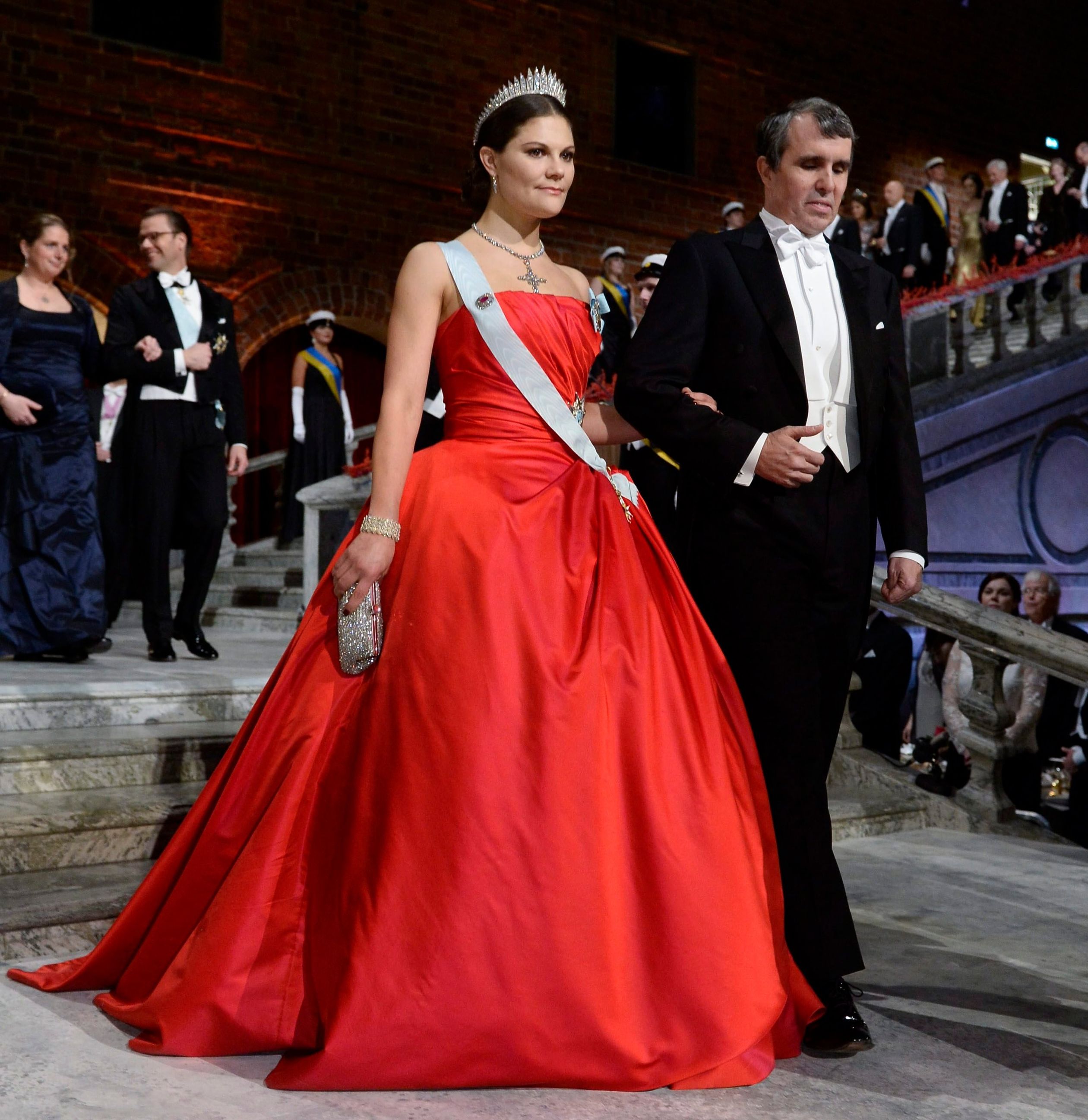 Kroonprinses Victoria van Zweden gaat voor de kleur rood bij de uitreiking van de Nobelprijzen en