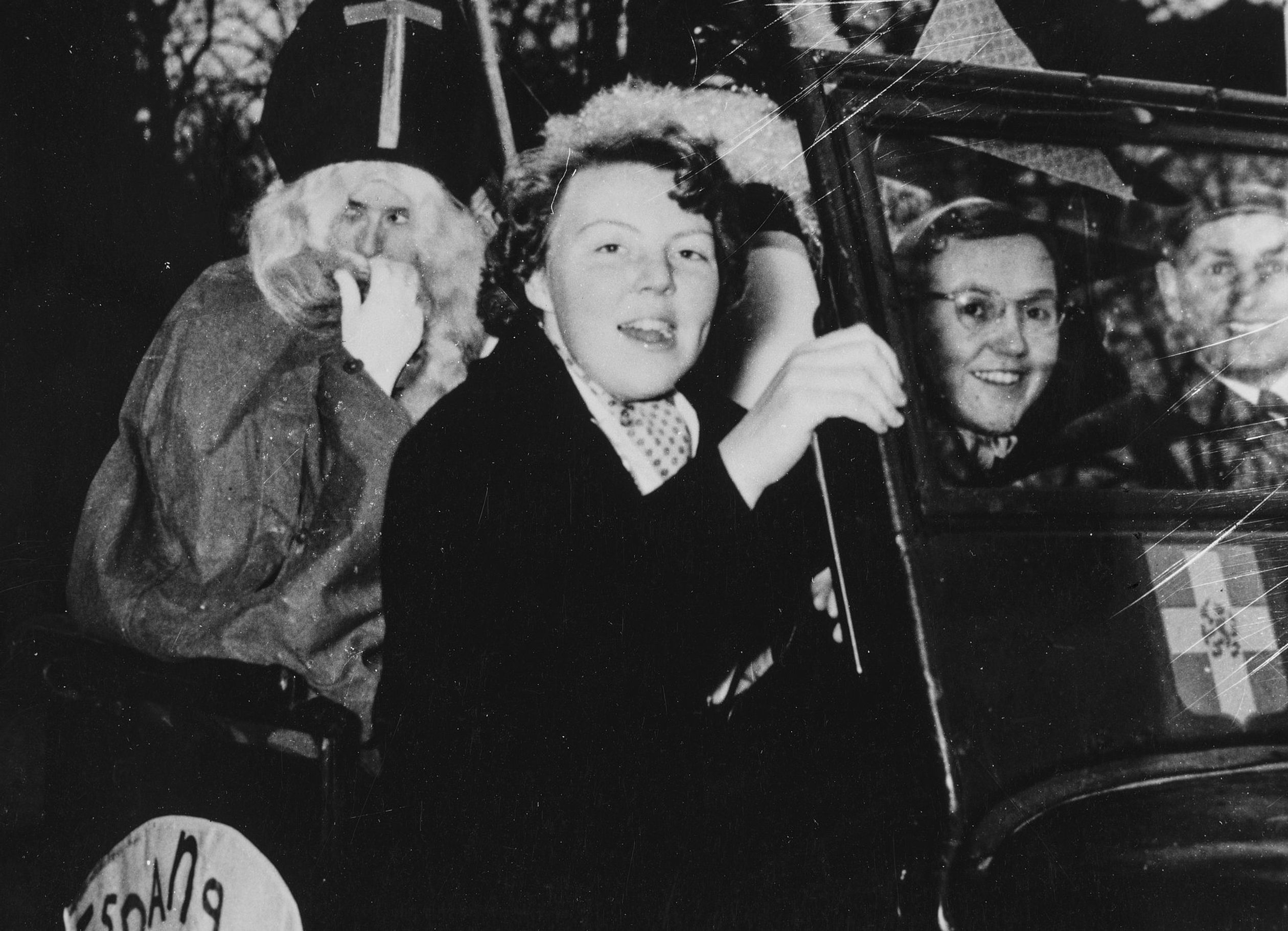 Het lijkt op deze foto wel of de baard van Sinterklaas bijna afzakt! Er wordt zo lijkt het ook heel hard gereden, prinses Beatrix houdt zich op deze foto uit 1954 goed vast aan de zijkant van de auto.