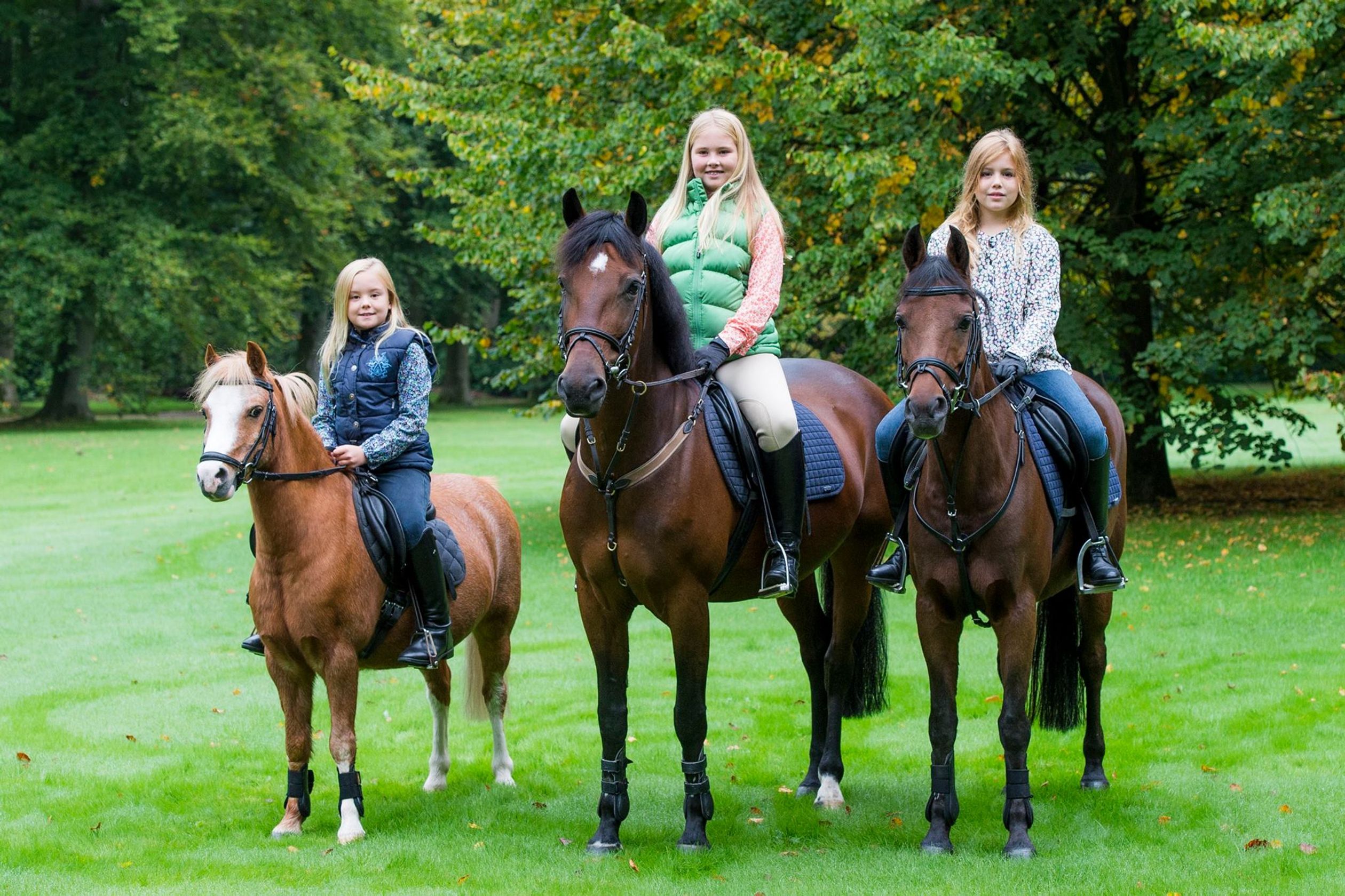 2015: Drie prinsessen te paard. Amalia doet regelmatig mee aan wedstrijden. Deze foto werd op haar