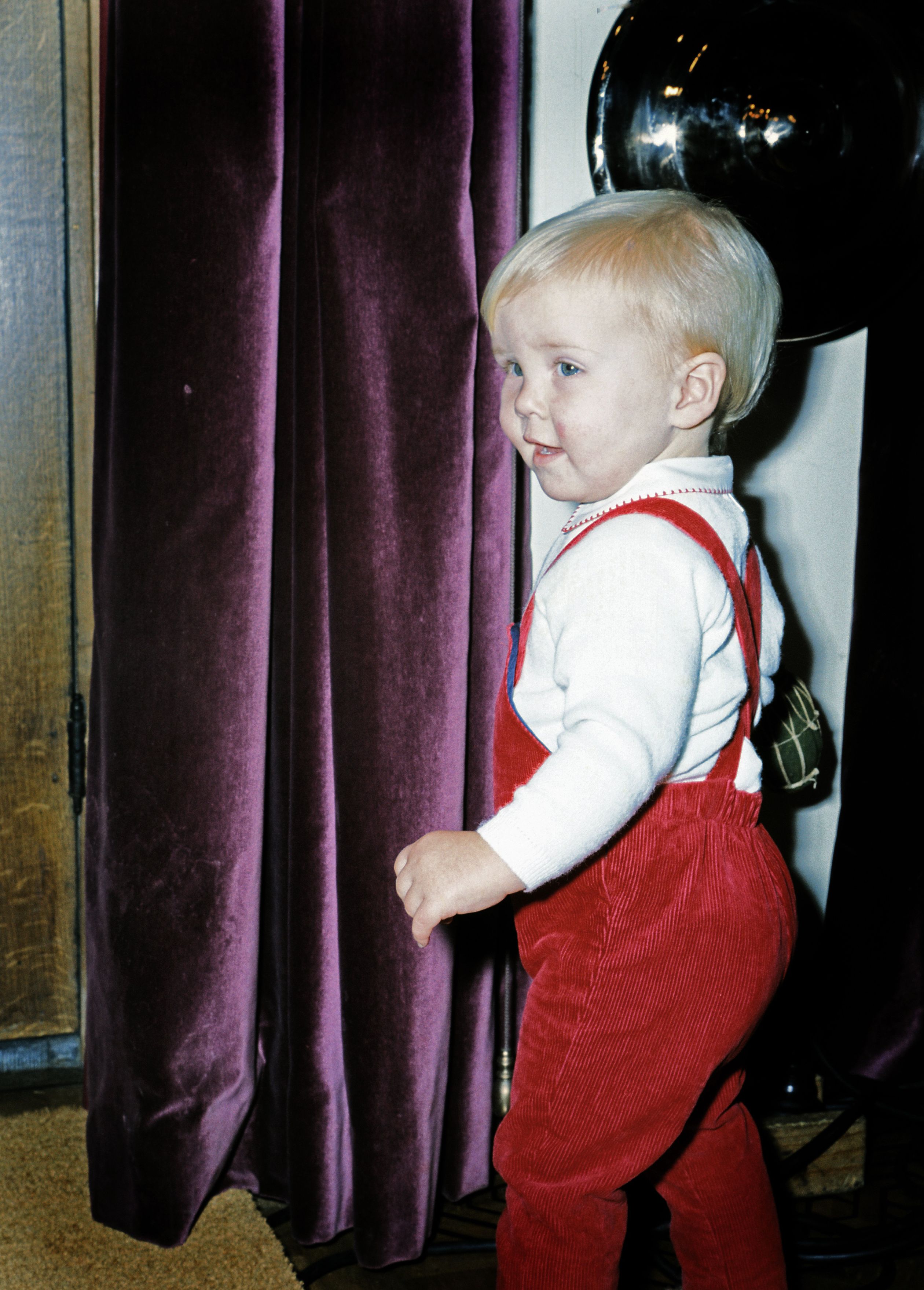 Prins Willem-Alexander als peuter op kasteel Drakensteyn, begin 1969.