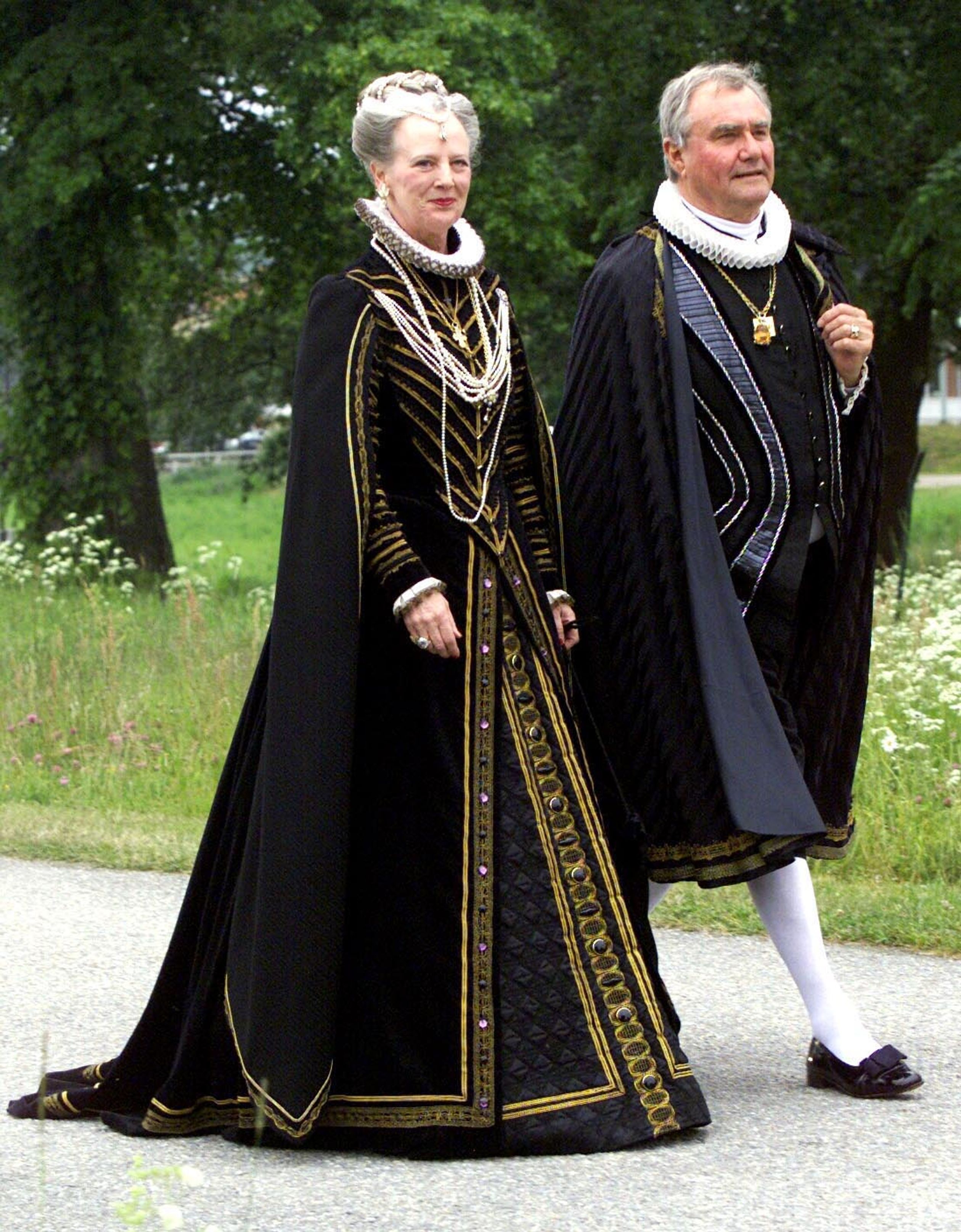 Koningin Margrethe en haar man prins Henrik kleden zich in historische kleding voor een diner dat
