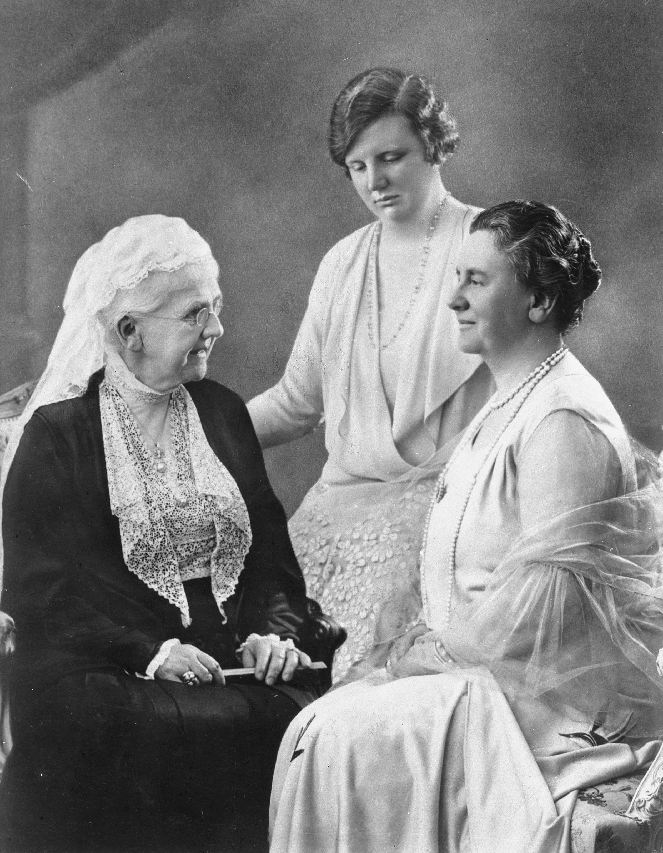 Koningin Emma, koningin Wilhelmina en de toekomstige koningin Juliana in 1929.