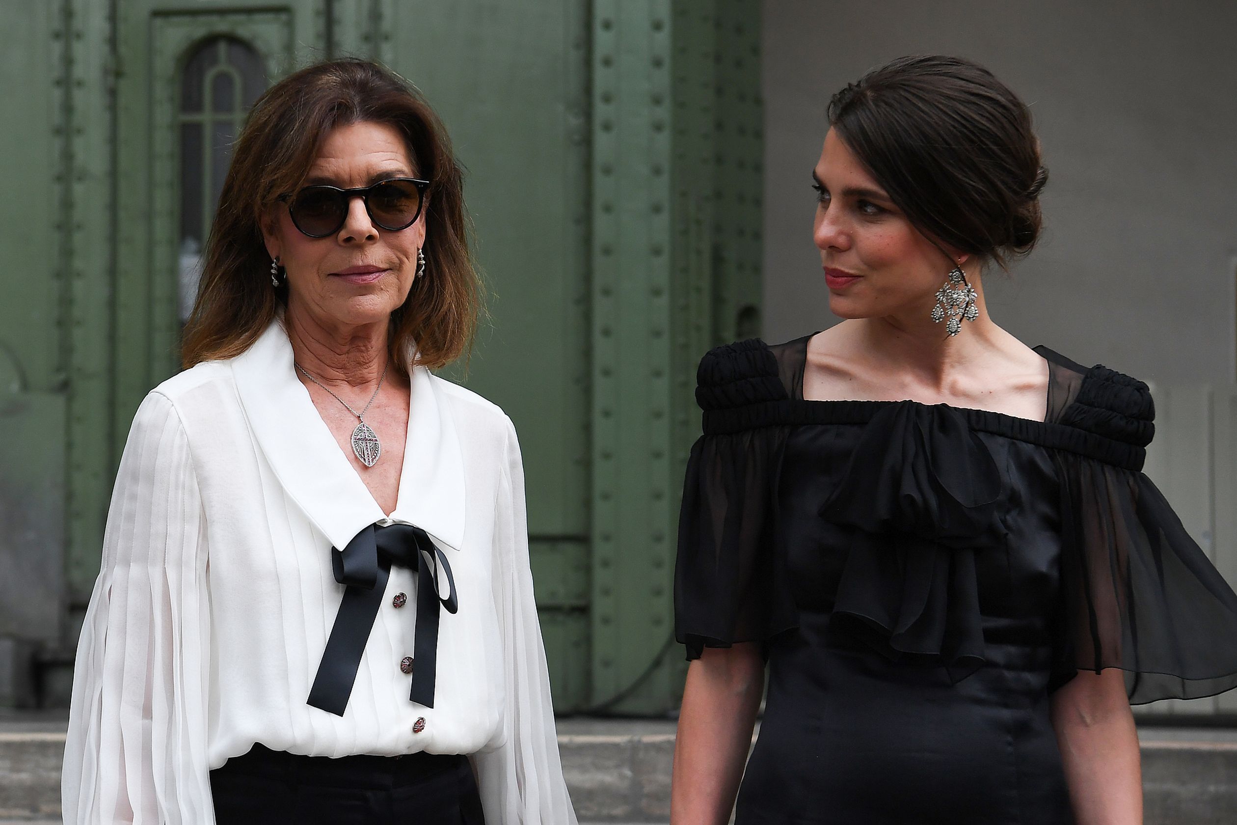 Charlotte Casiraghi en prinses Caroline arriveren in juni 2019 bij het "Karl For Ever" event dat werd opgezet ter ere van de, destijds pas overleden, modeontwerper Karl Lagerfeld in het Grand Palais in Parijs.