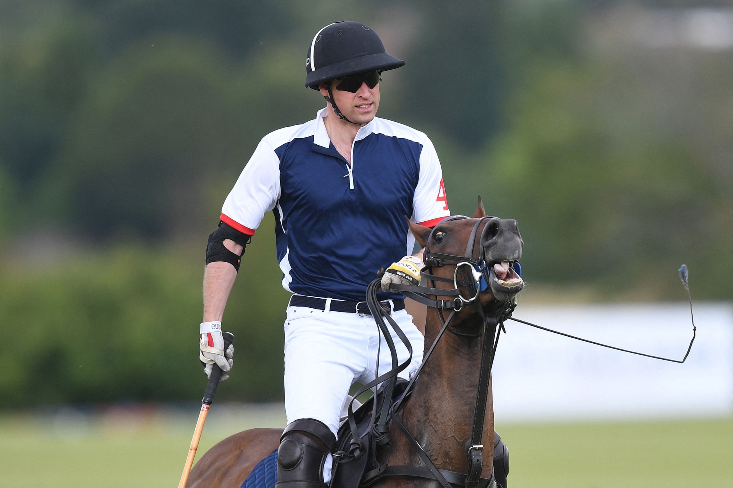 Prins William doet mee aan de Royal Charity Polo Cup in Windsor afgelopen zomer.