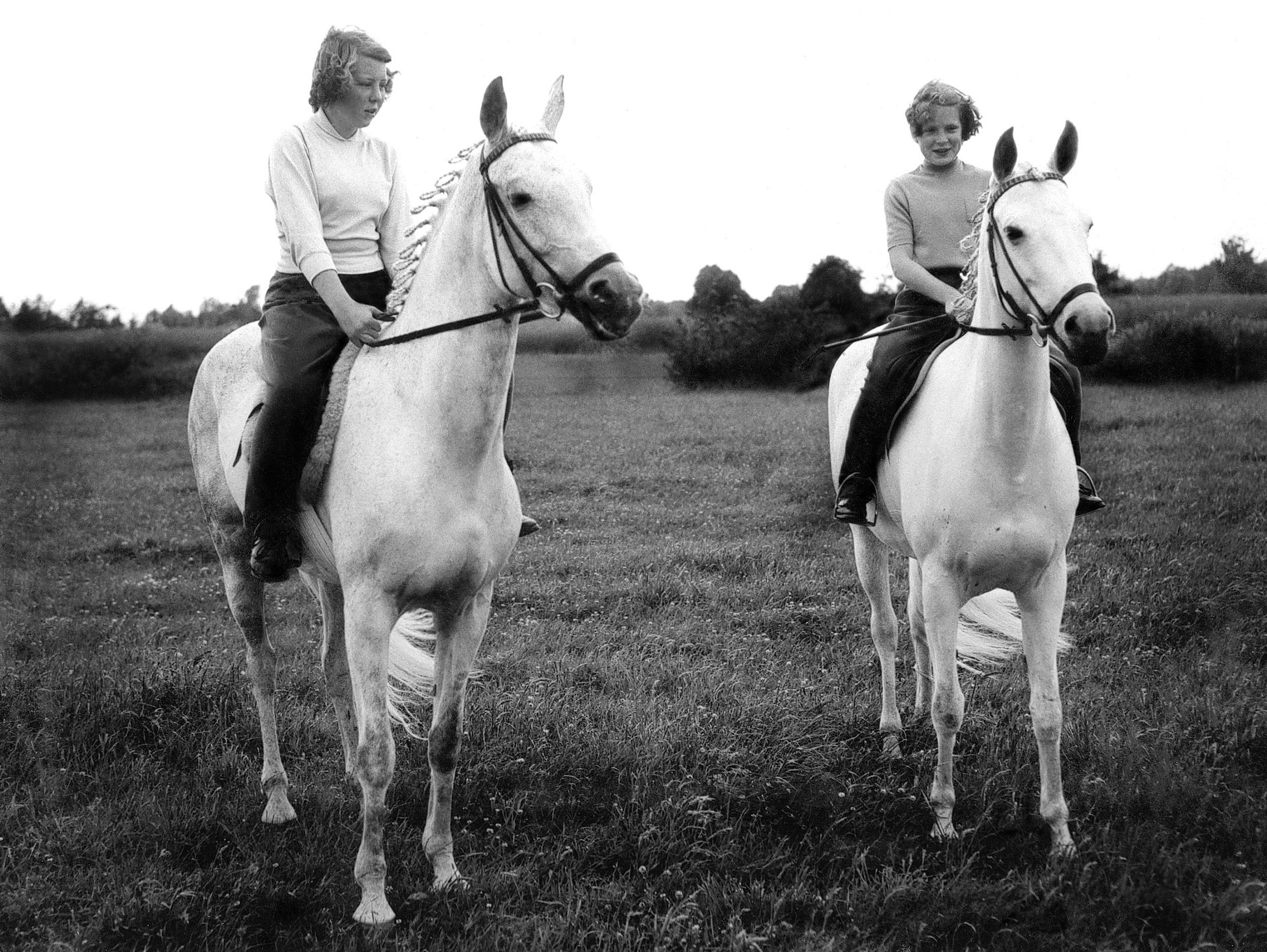 De prinsessen Beatrix en Irene te paard.