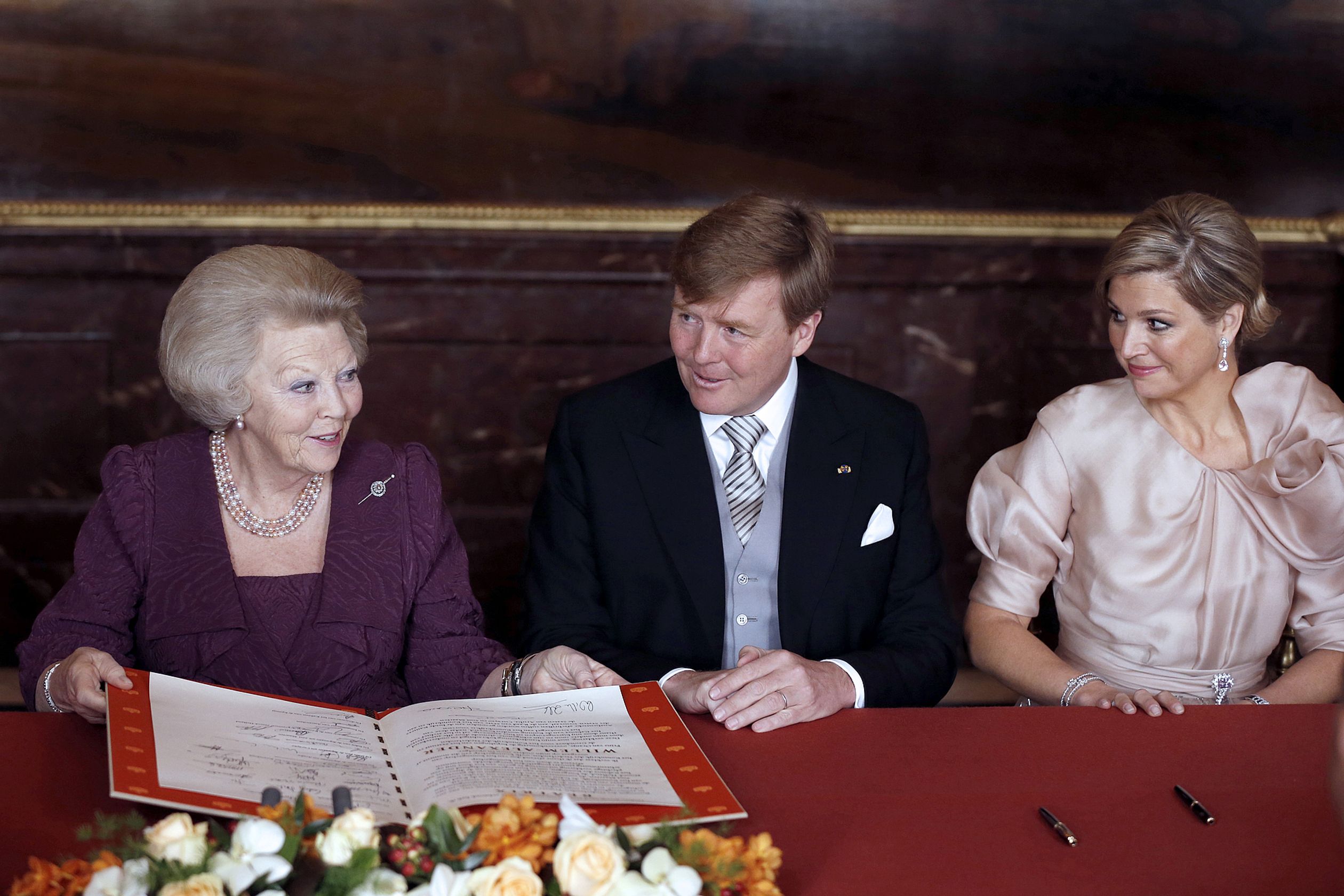 30 april 2013. Toen prinses Beatrix de akte van abdicatie tekende, was zij geen koningin meer van