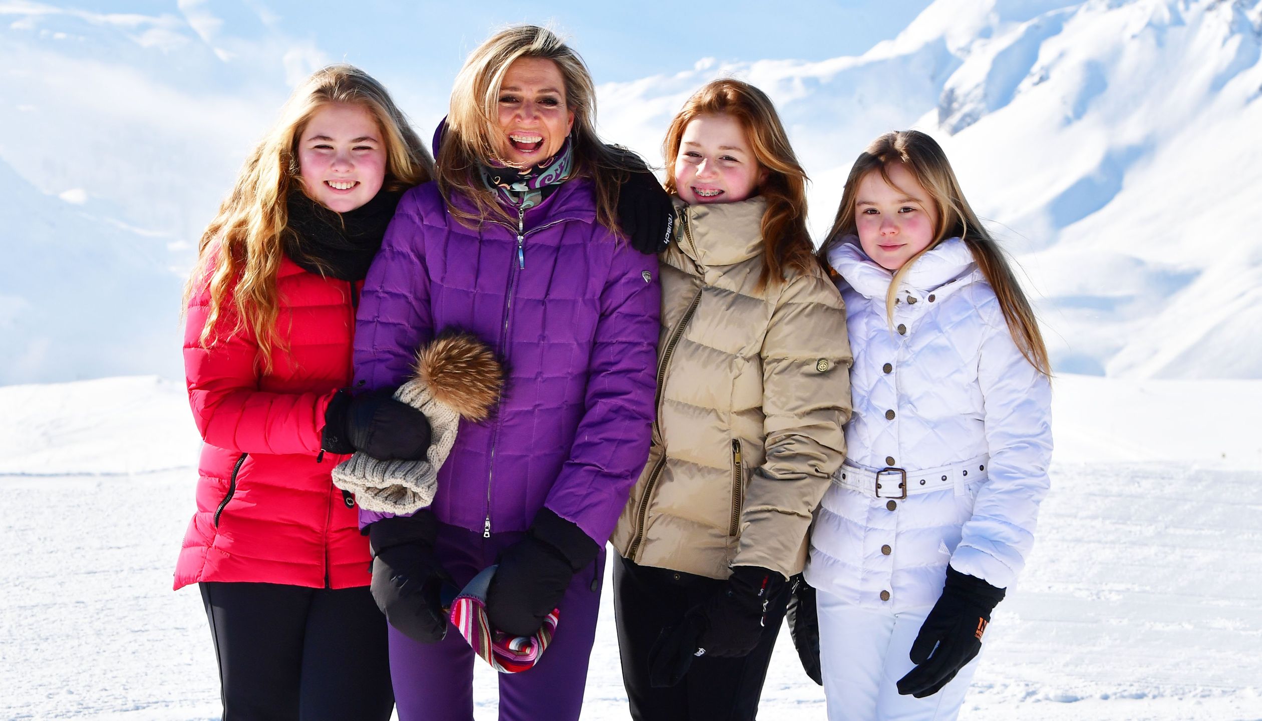 Amalia met haar moeder en zusjes in Lech in 2018.