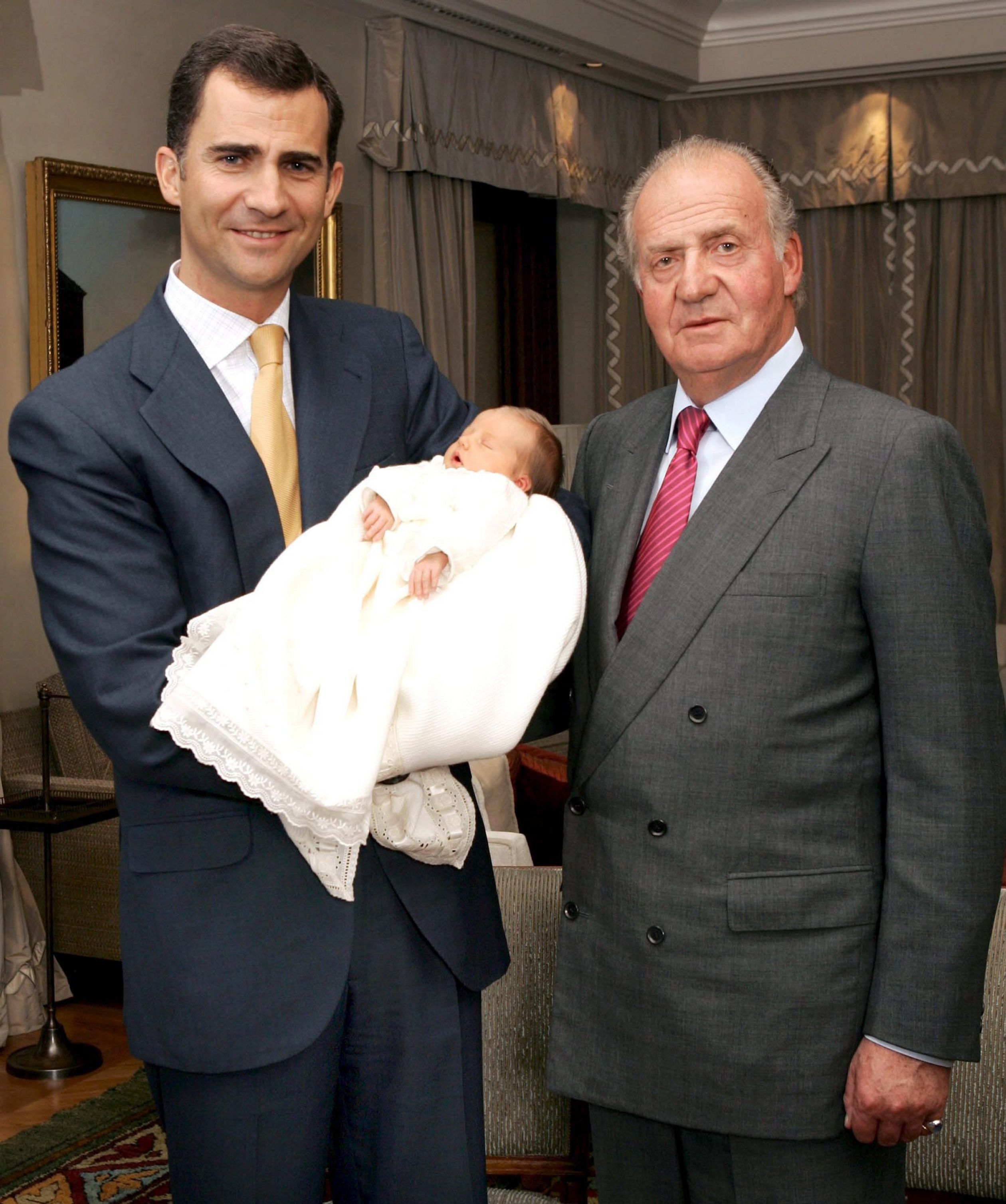 Koning Juan Carlos, prins Felipe en infanta Leonor, tien dagen na de geboorte van de prinses,