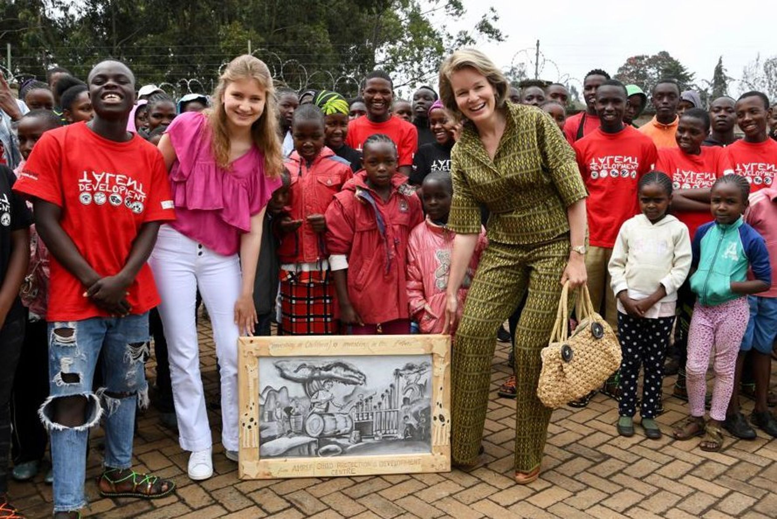 Koningin_Mathilde_en_prinses_Elisabeth_reis_Kenia_1.jpg