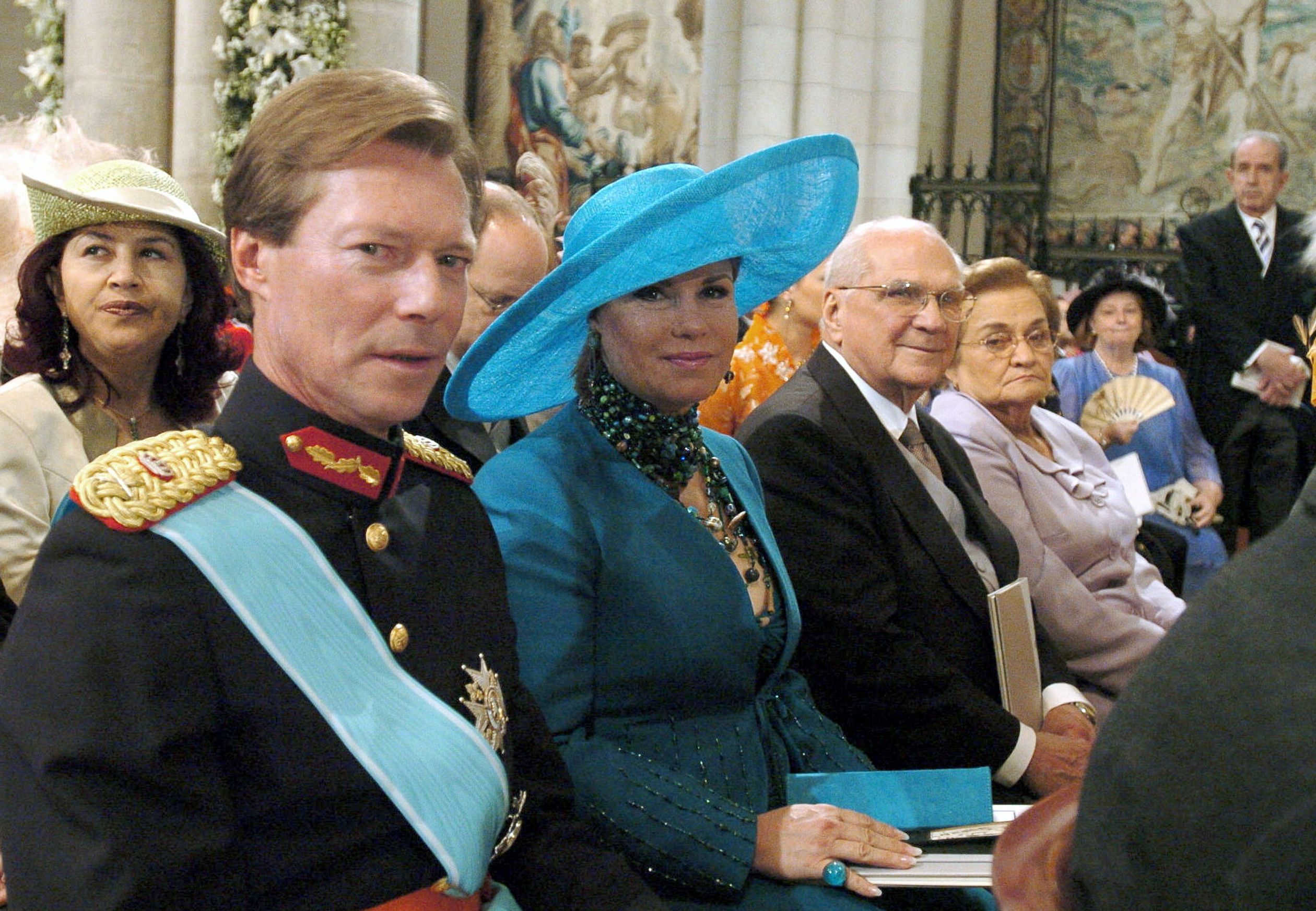 Henri en Maria Teresa wonen de bruiloft van de Spaanse Felipe en Letizia bij in Madrid (2004).