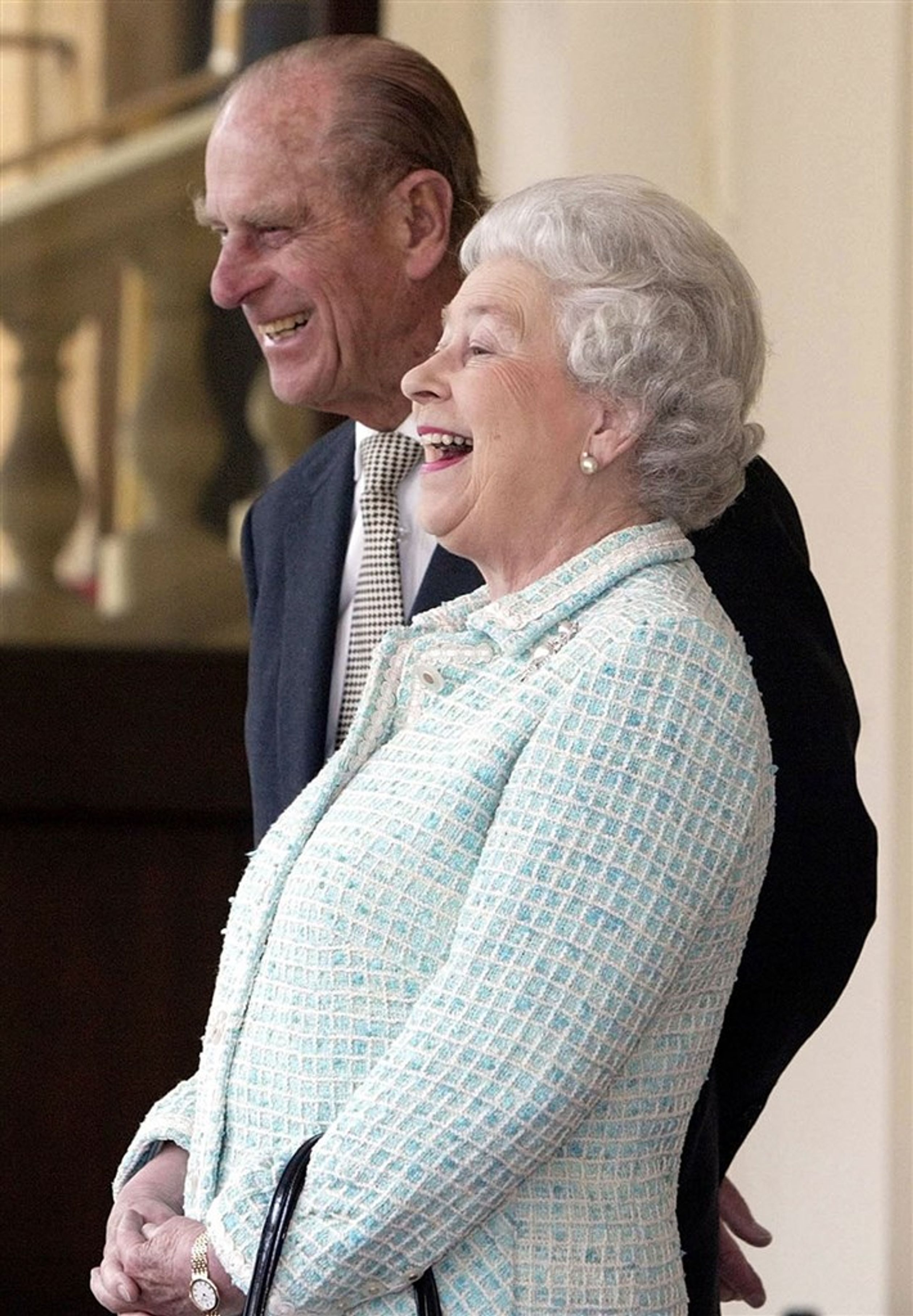 Ook Queen Elizabeth is een aantal keer lachend vastgelegd. Toen president Alexander Kwasniewski van