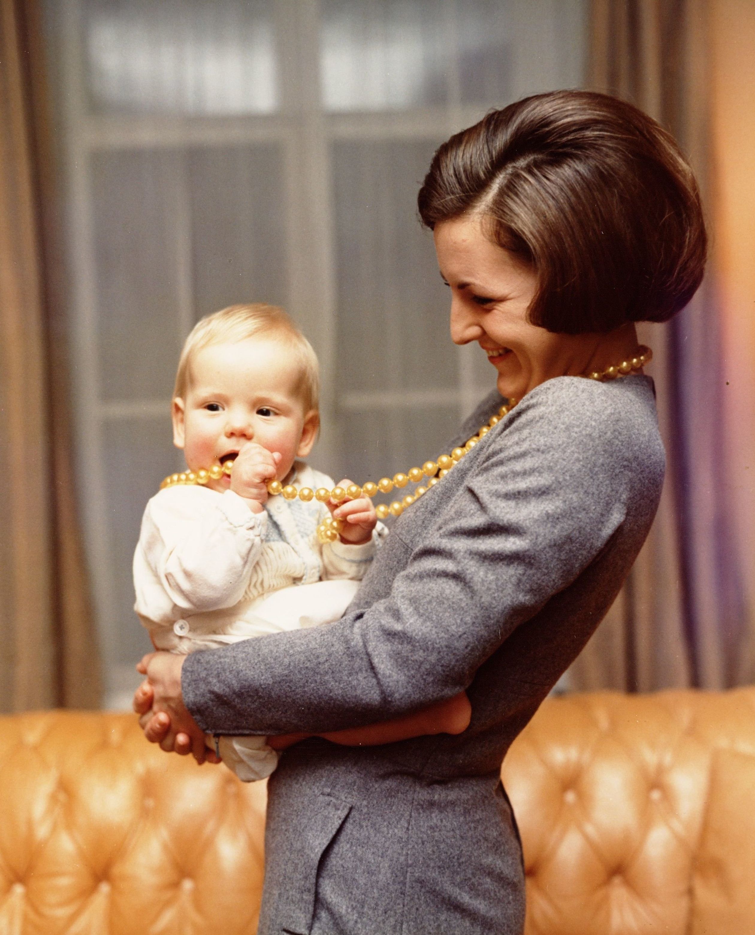 1973: Een trotse moeder met haar zoon. (Foto: Max Koot - RVD)
