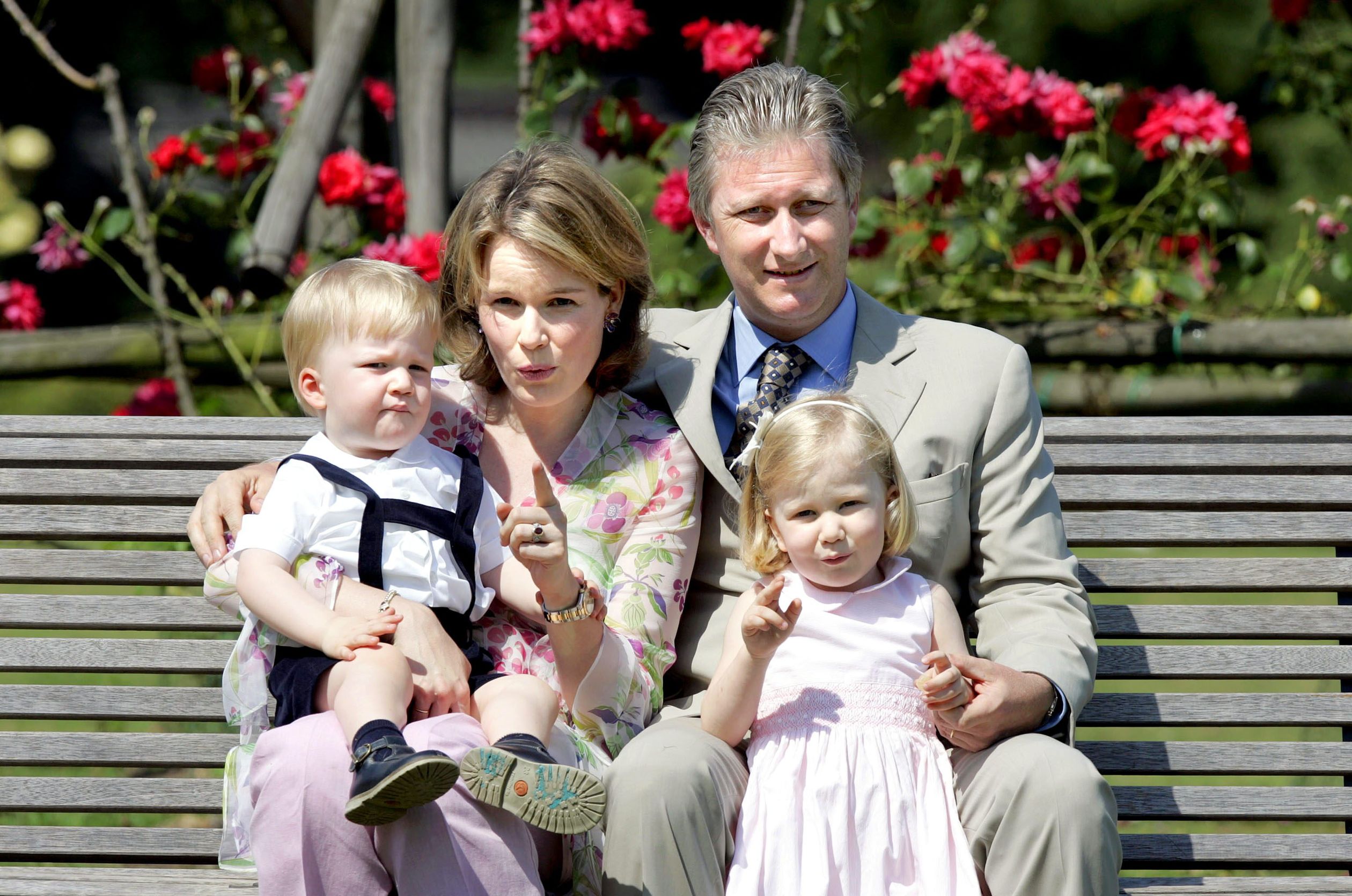 Juni 2005. Filip en Mathilde poseren samen met hun kinderen prinses Elisabeth en prins Gabriel.