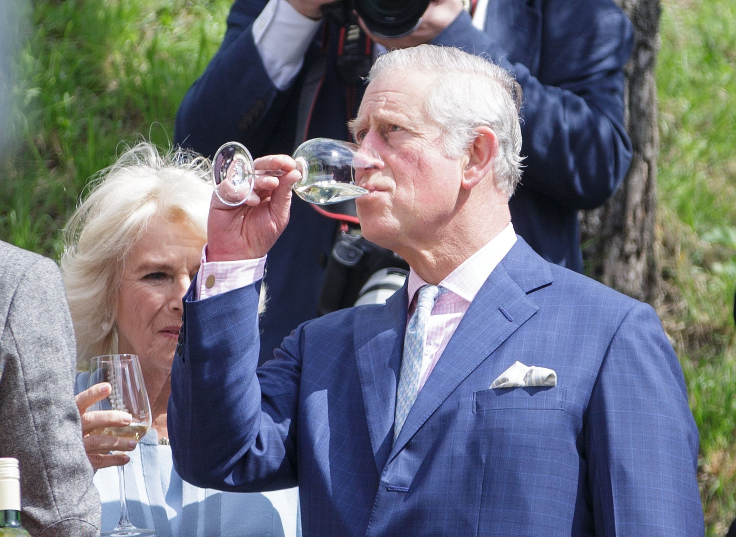 In 2017 bezoeken prins Charles en hertogin Camilla 'Heuriger', een Weense wijnbar van een biologische wijnmaker. Hier proeft de prins de wijnen van de taverne.