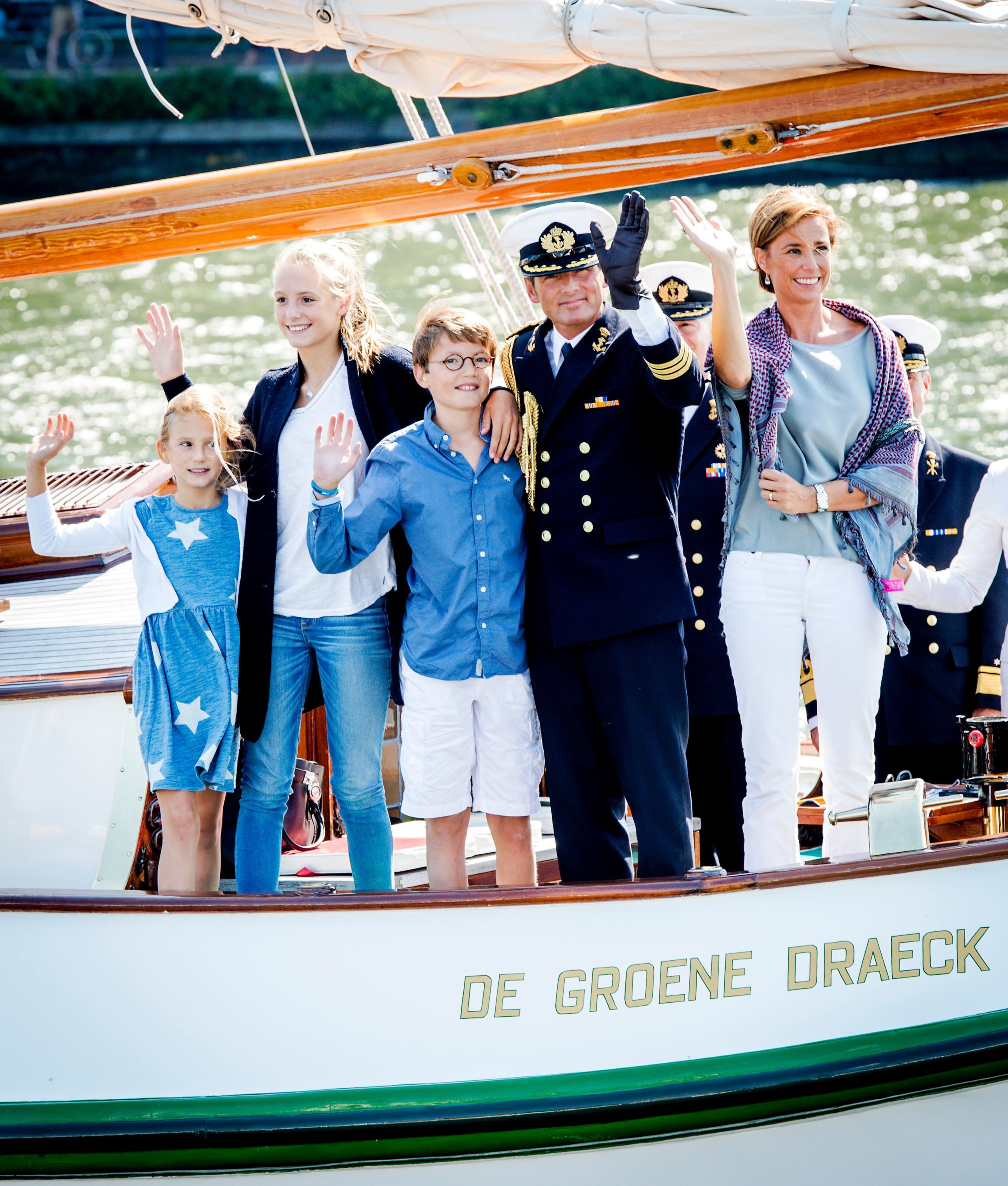 Prins Maurits, beschermheer van Stichting SAIL Amsterdam, neemt de vlootschouw af samen met zijn