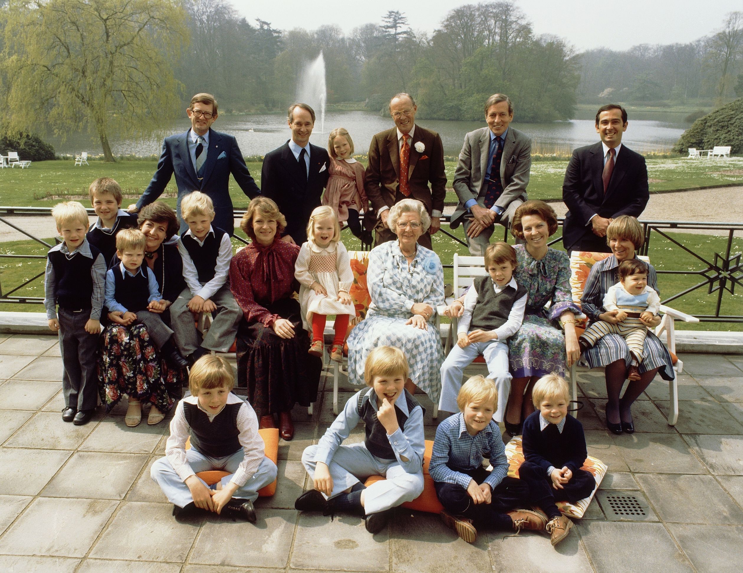 De koninklijke familie poseert in de tuin van Paleis Soestdijk, 1978.