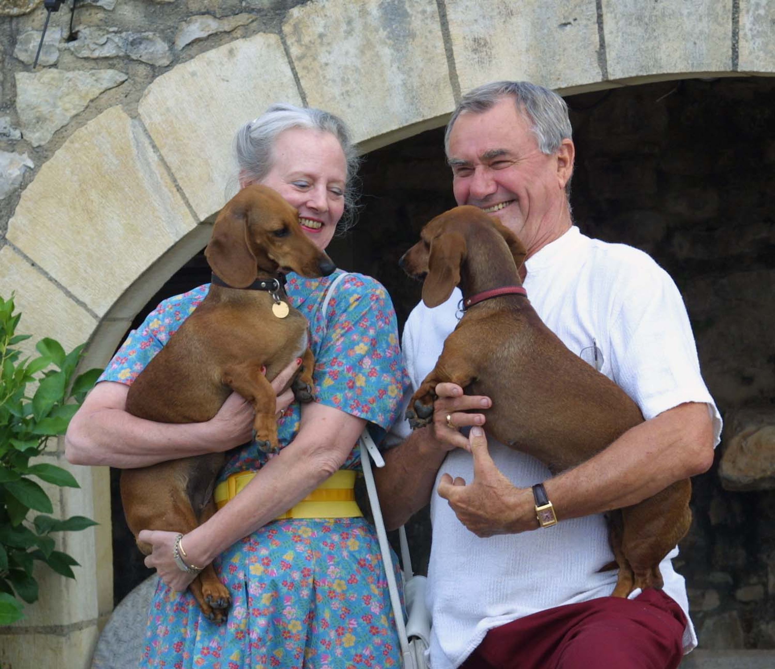 Margrethe en Henrik met hun honden Evita en Célimène (2001).