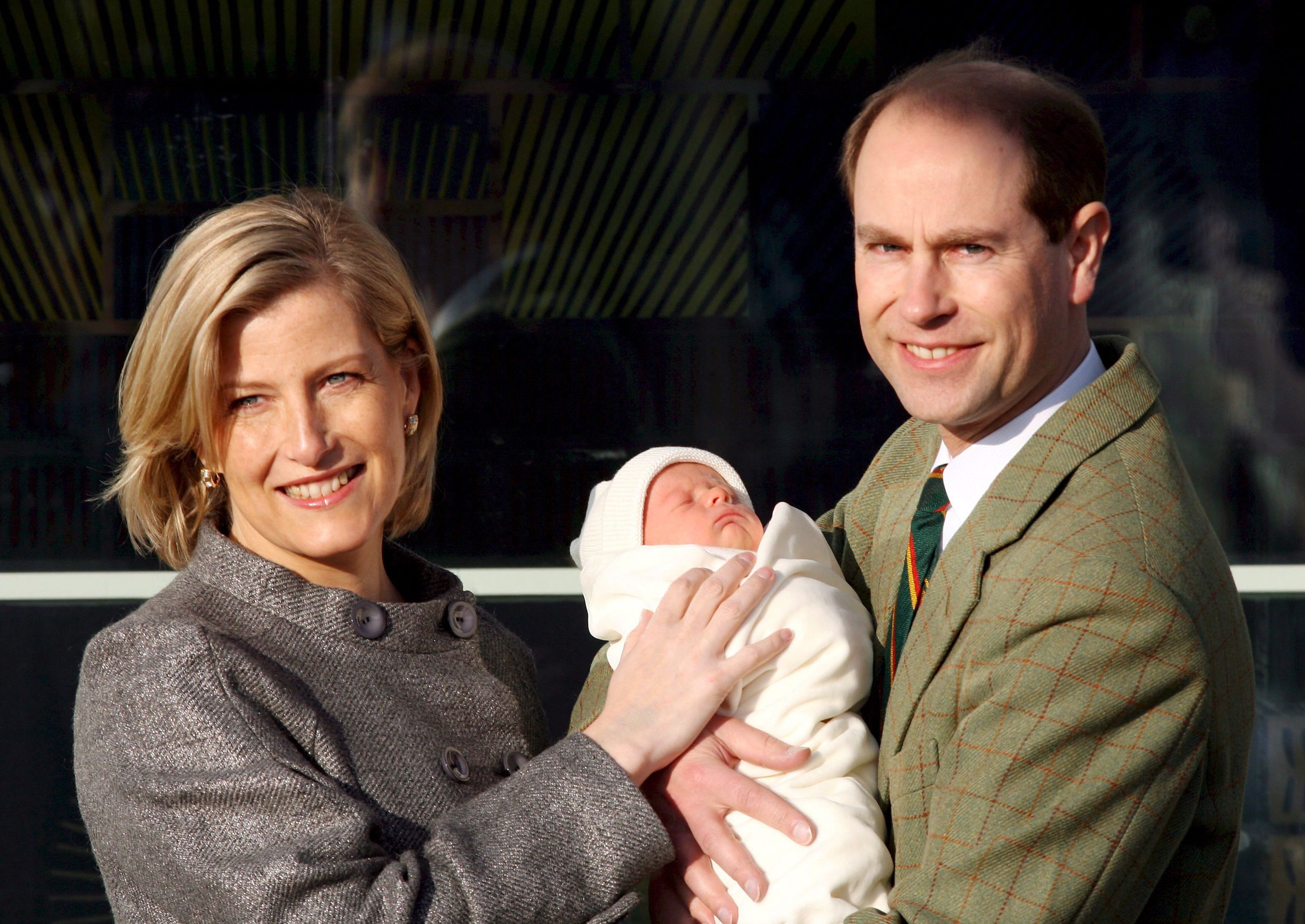 Eerste foto van Edward en Sophie met hun zoon, James, 2007.