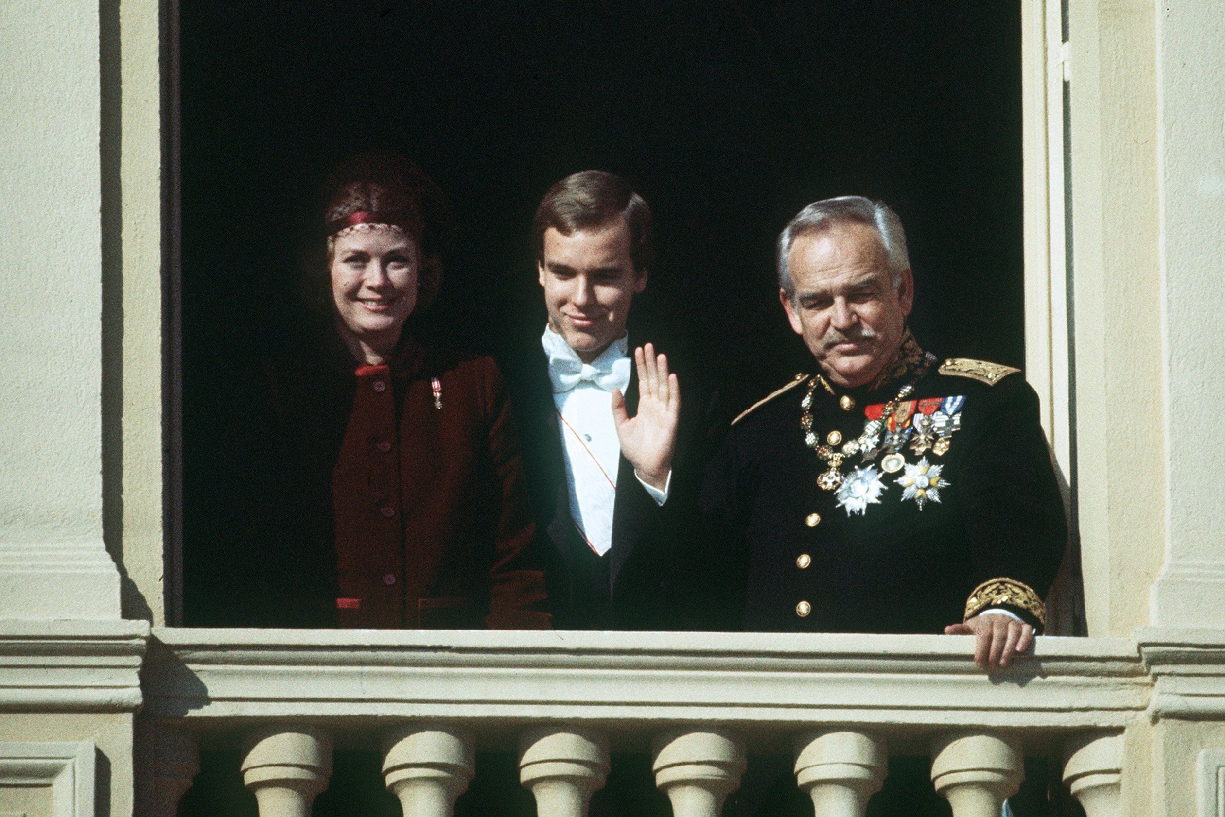 Een piepjonge prins Albert samen met zijn ouders Rainier en Grace in 1976.
