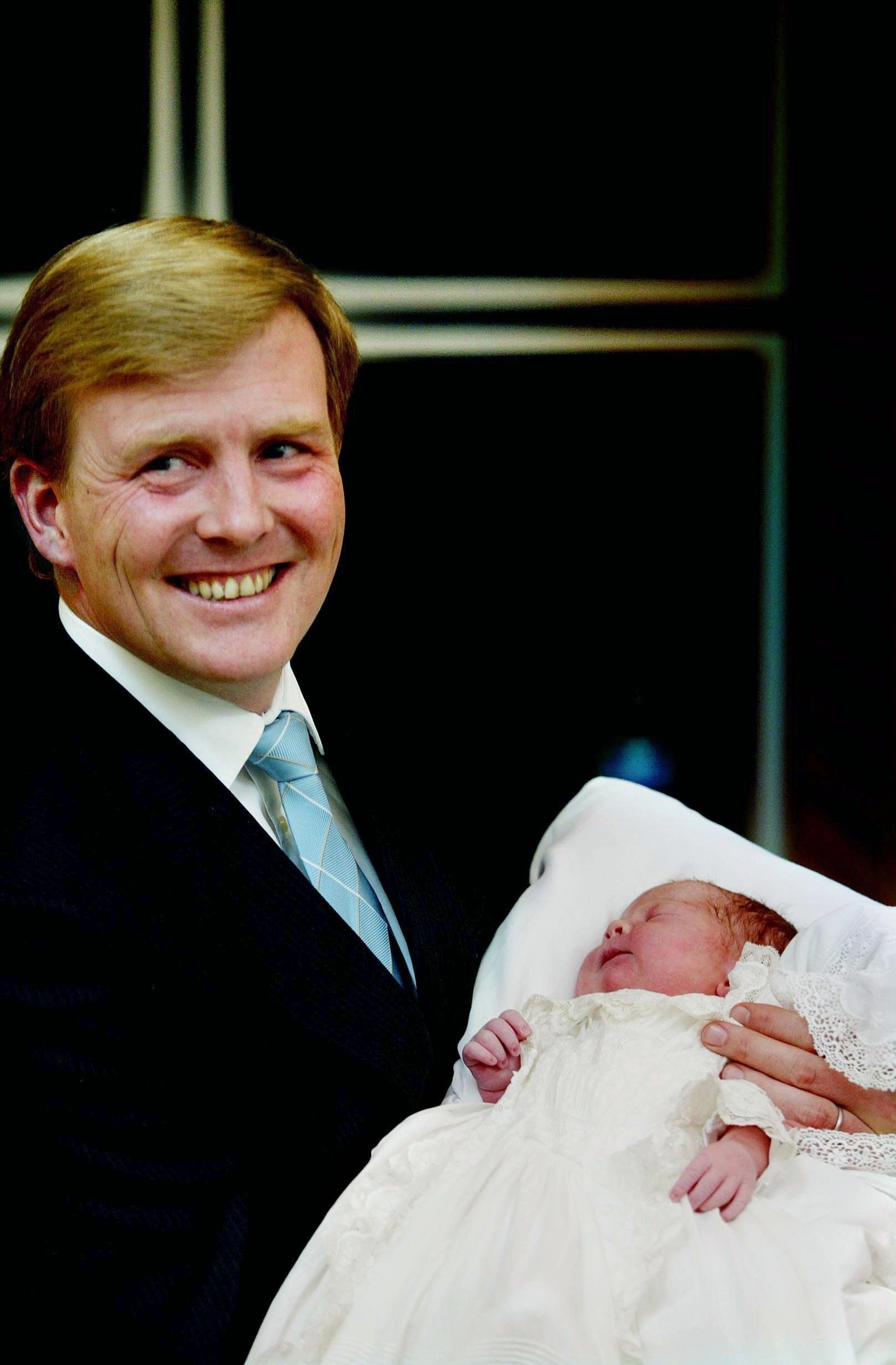 Willem-Alexander met de pasgeboren Amalia op 7 december 2003.