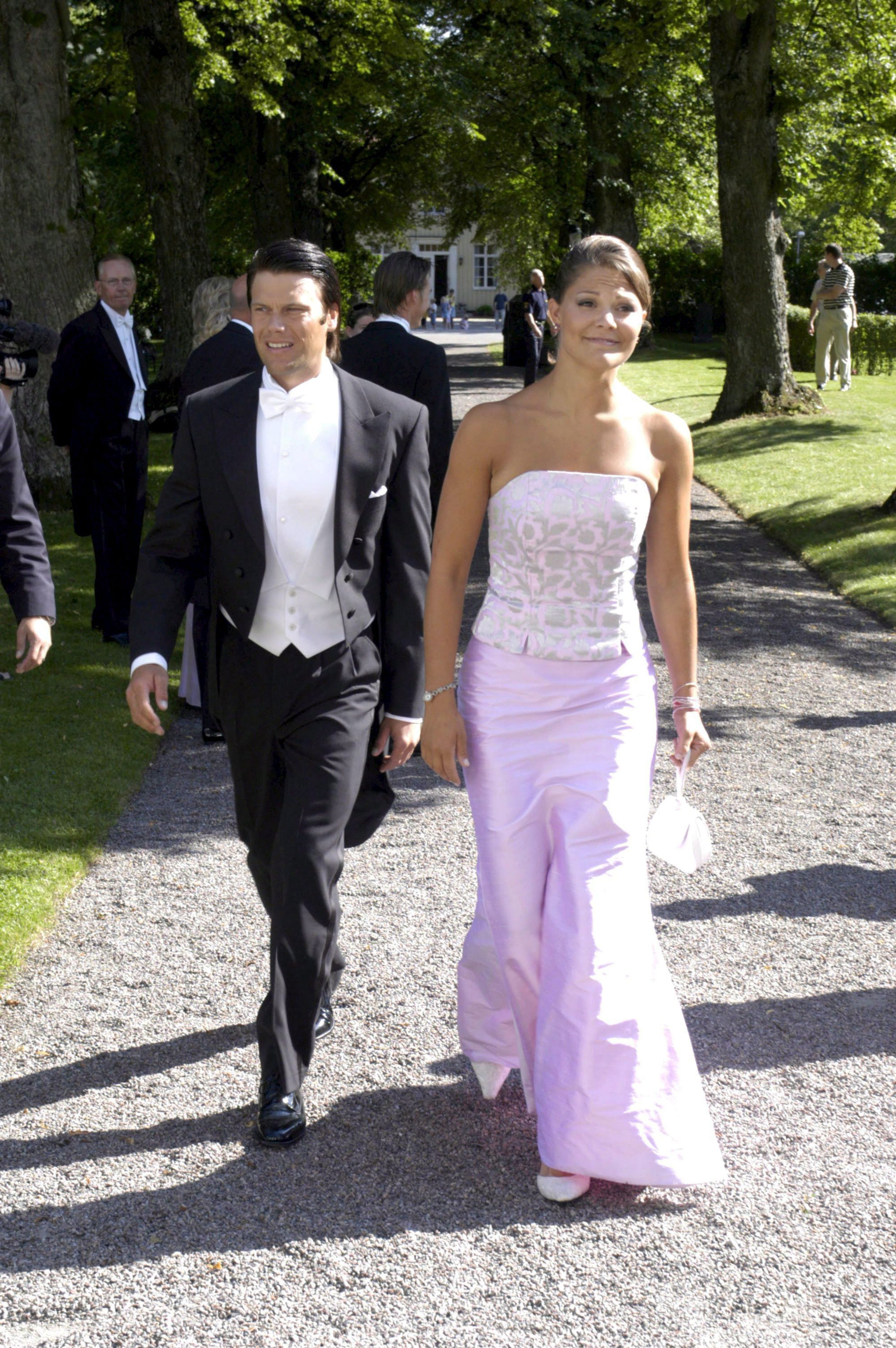 Victoria en haar vriend Daniel bij de bruiloft van vrienden in 2003.