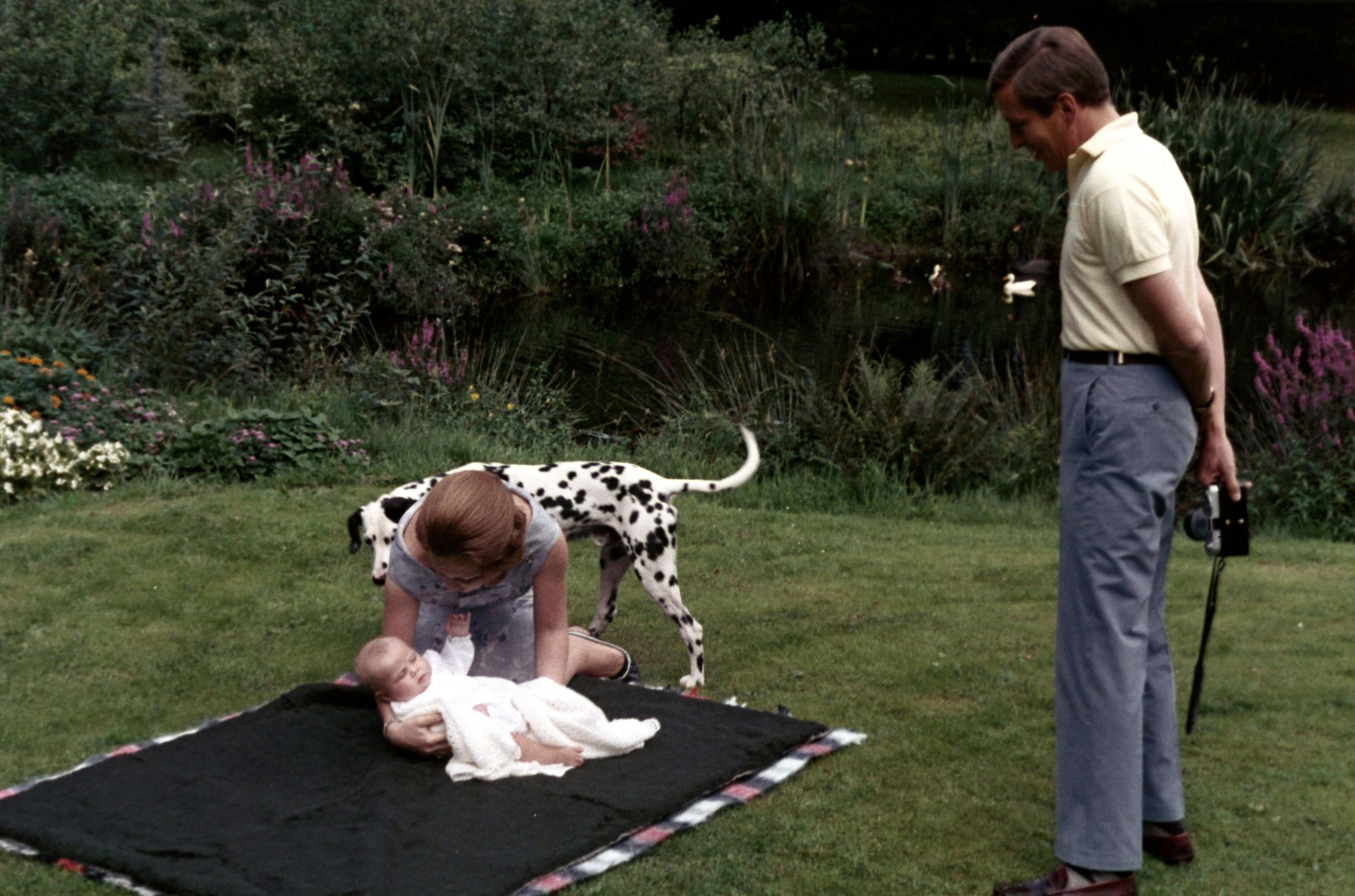 1967 - Willem-Alexander is net een paar maanden oud. Prinses Beatrix en prins Claus nodigen de pers