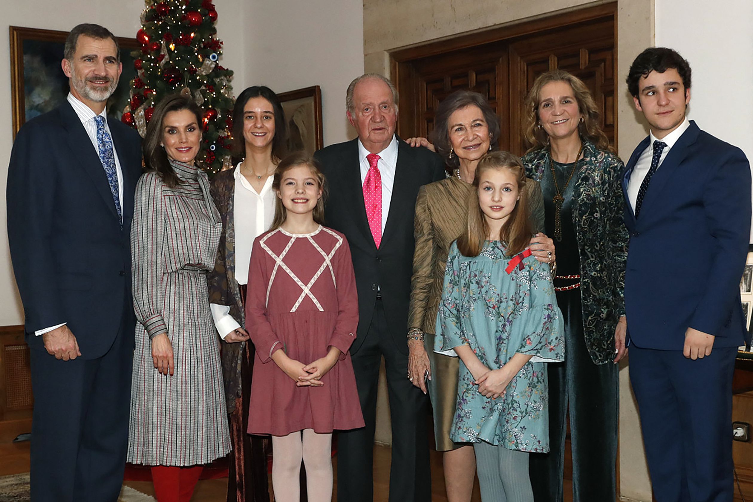 Een familiefoto gemaakt ter ere van de 80e verjaardag van Juan Carlos, 2018. Naast Elena staat haar