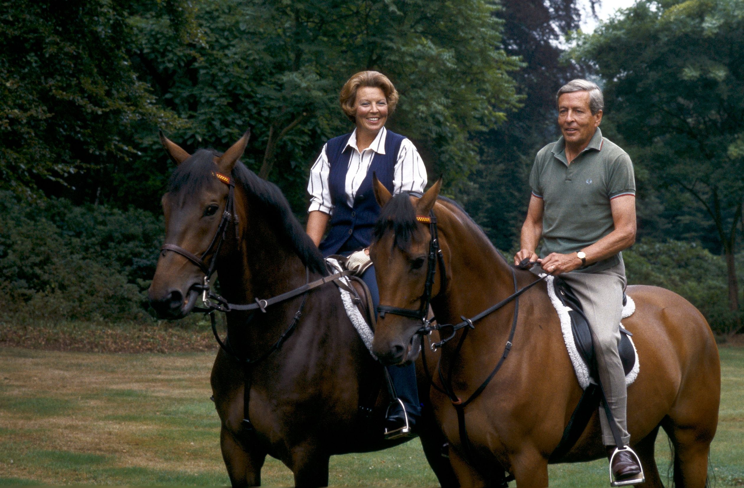Koningin Beatrix en prins Claus te paard, tijdens een fotosessie op kasteel het Oude Loo in 1994.