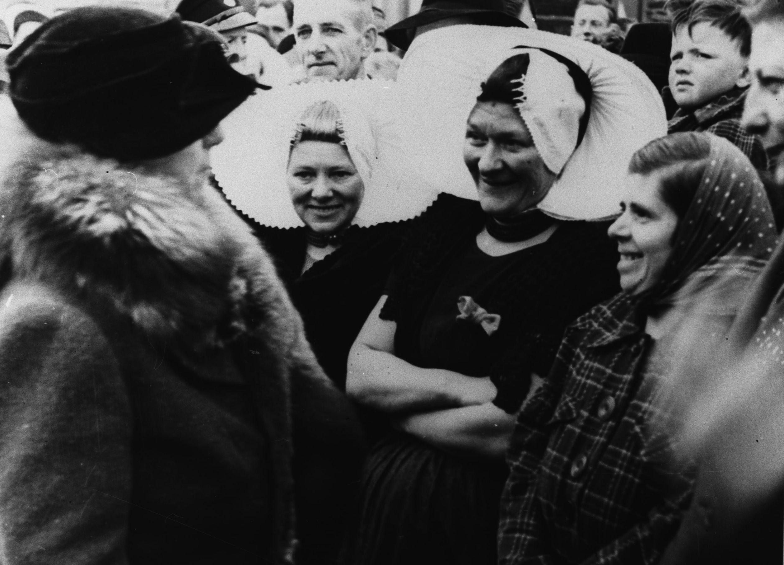 Wilhelmina in gesprek met inwoners van de plaats in 1945.