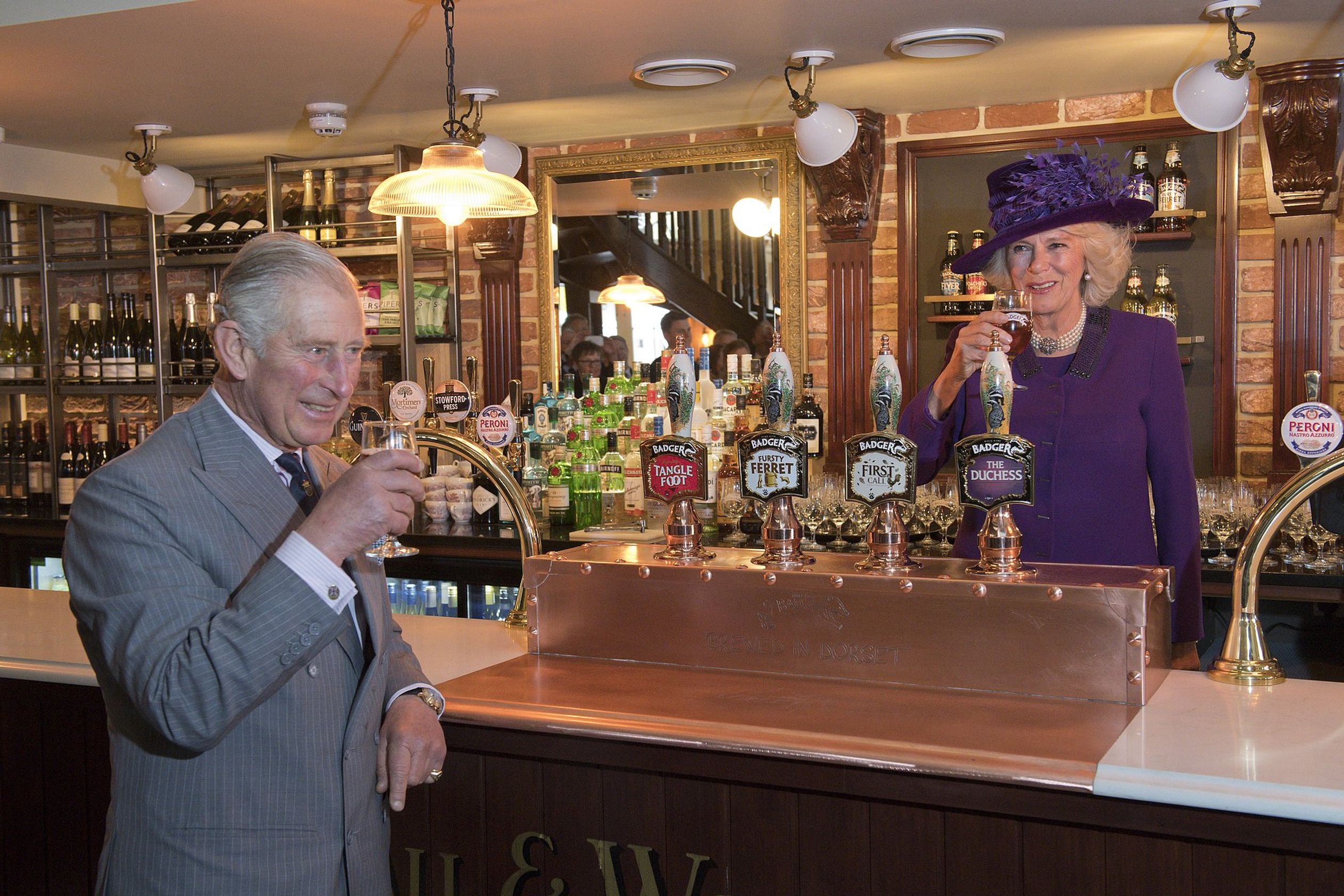 Charles en Camilla drinken een glas van een wel heel toepasselijk biertje, genaamd 'De Hertogin'.