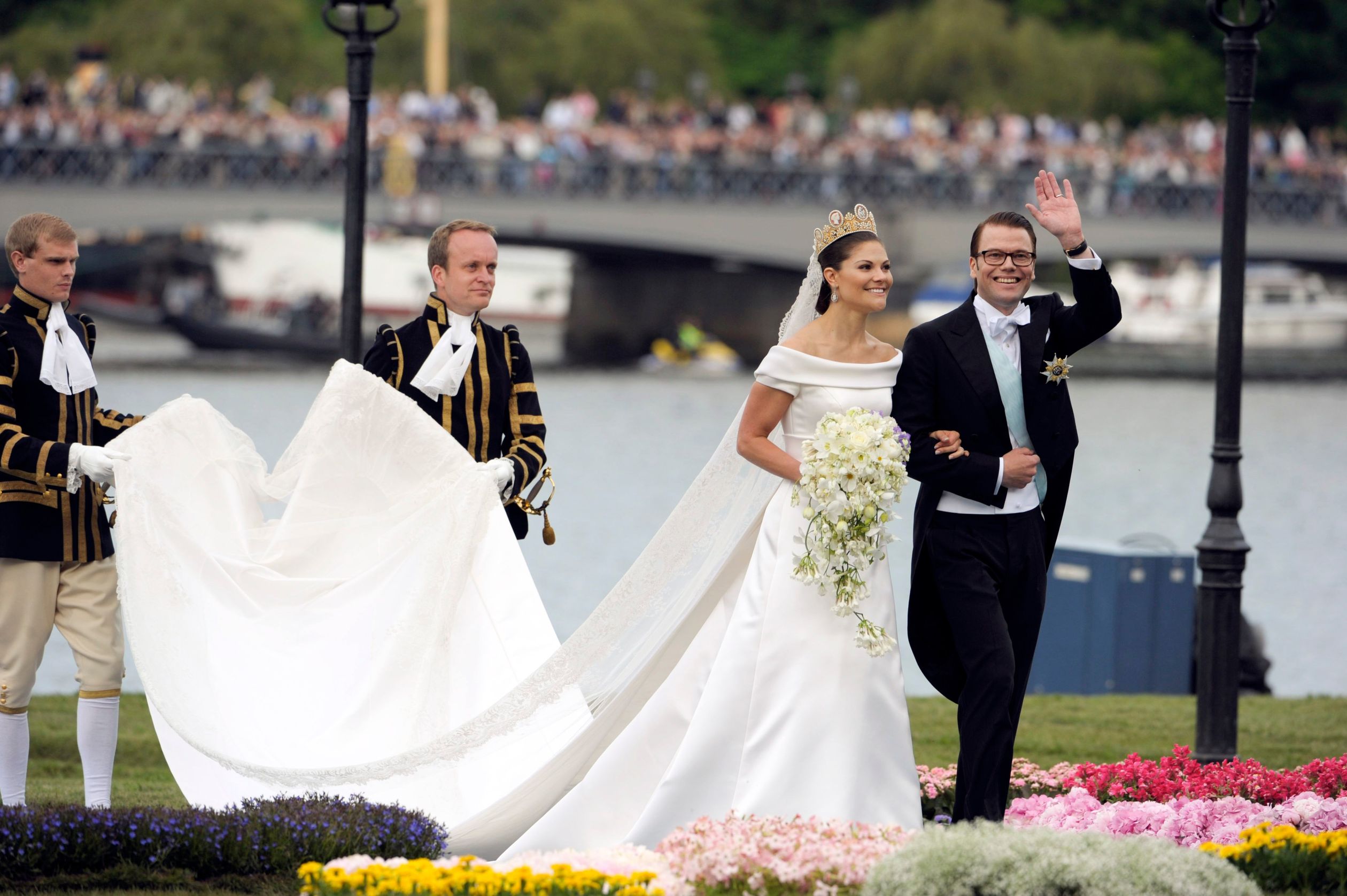 Kroonprinses Victoria van Zweden bij haar huwelijk in 2010. De jurk is ontworpen door Pär Engsheden.