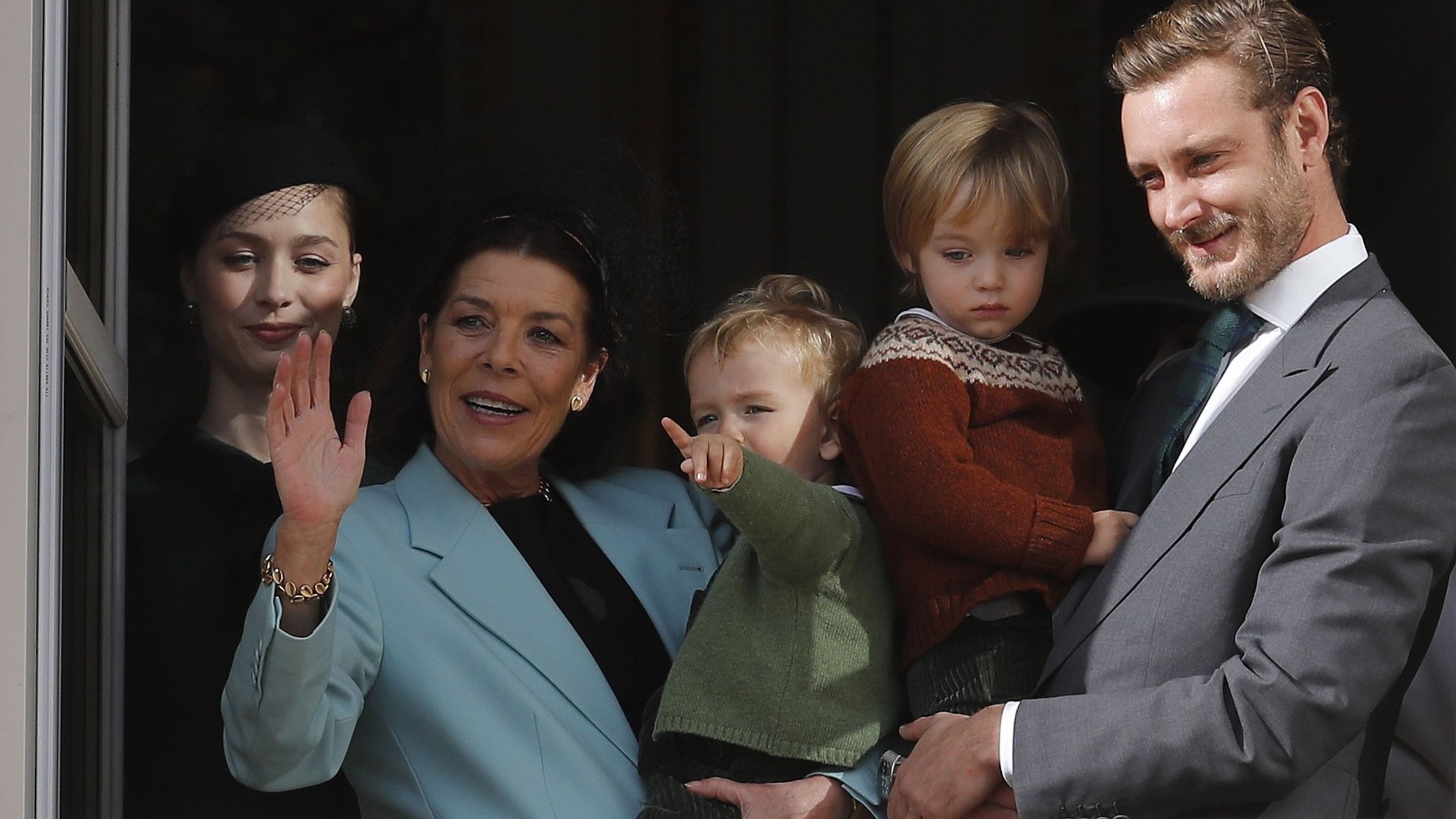 Prinses Caroline met twee van haar kleinzoons, de kinderen van zoon Pierre en schoondochter Beatrice, op de nationale feestdag van Monaco, 2019.