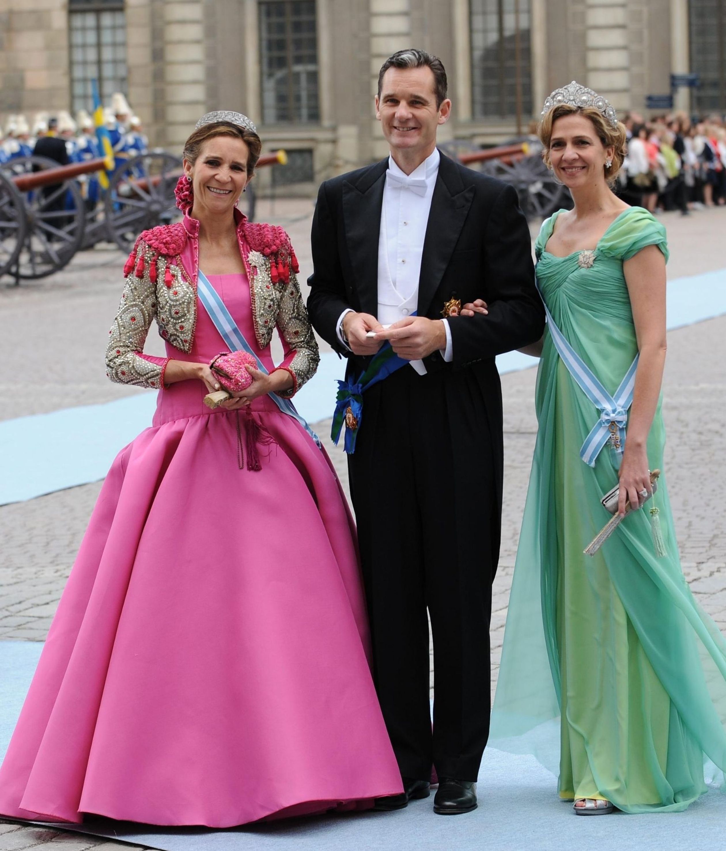 Met haar zus Cristina en zwager Iñaki Urdangarin bij het huwelijk van de Zweedse kroonprinses