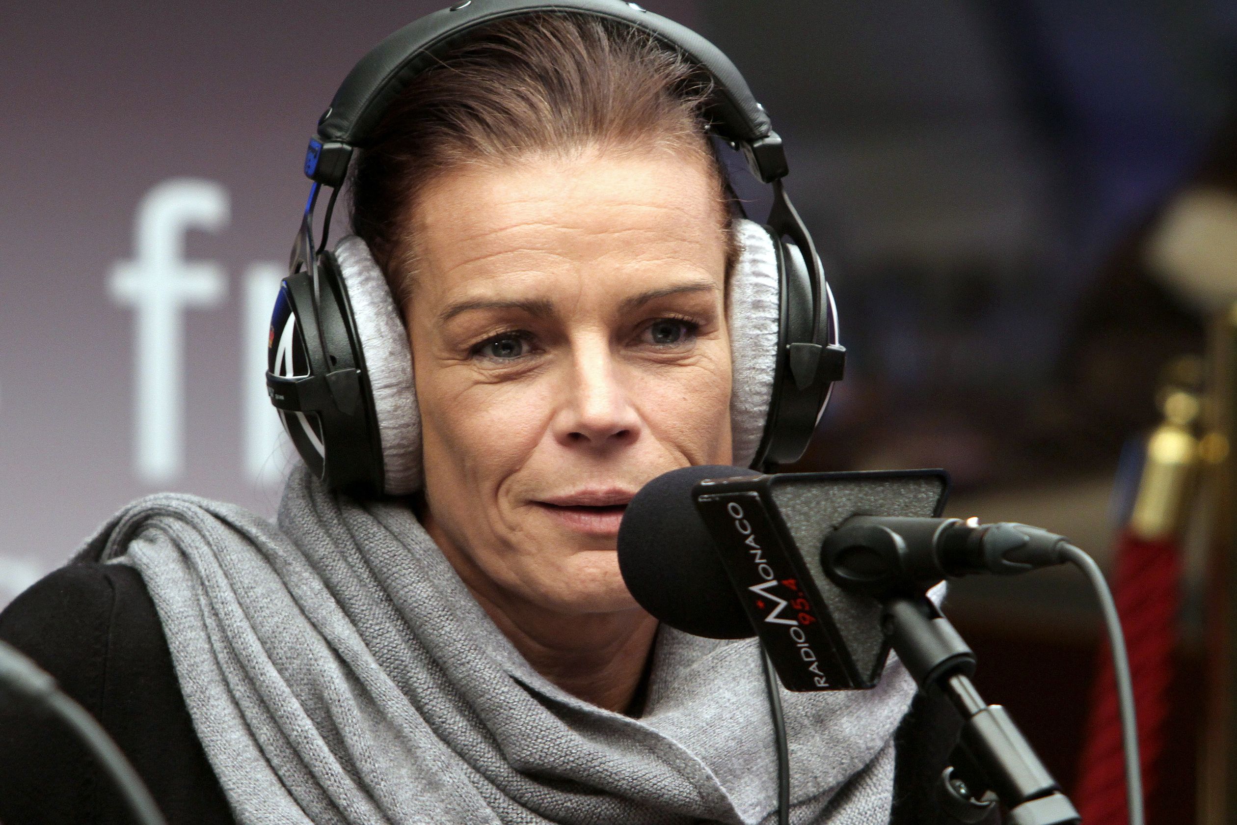 Stéphanie bij een interview op de Monegaskische radio, 2010.