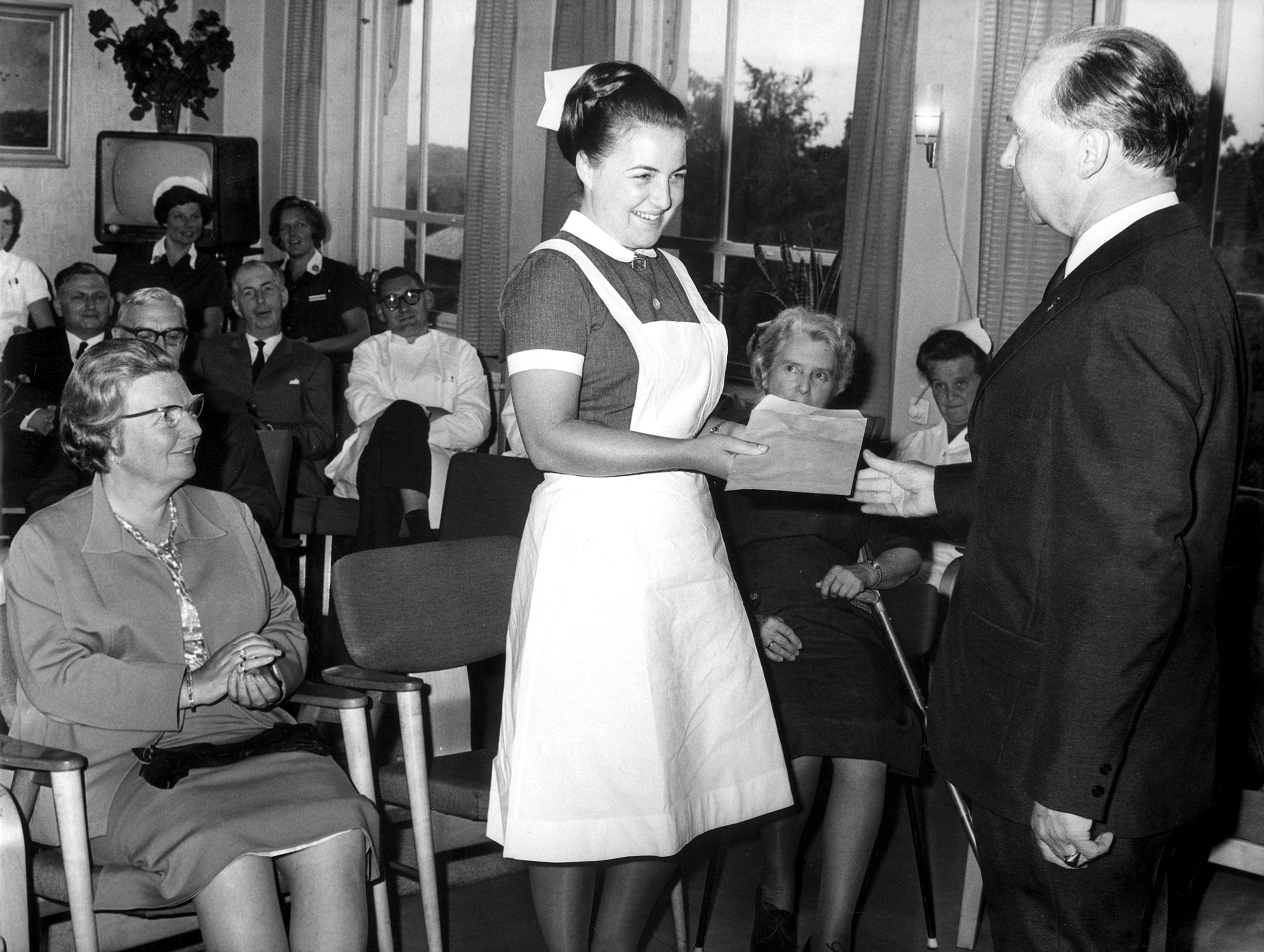 28 juni 1966: prinses Margriet ontving haar diploma uit handen van Dr. W.H. de Beaufort. Juliana als