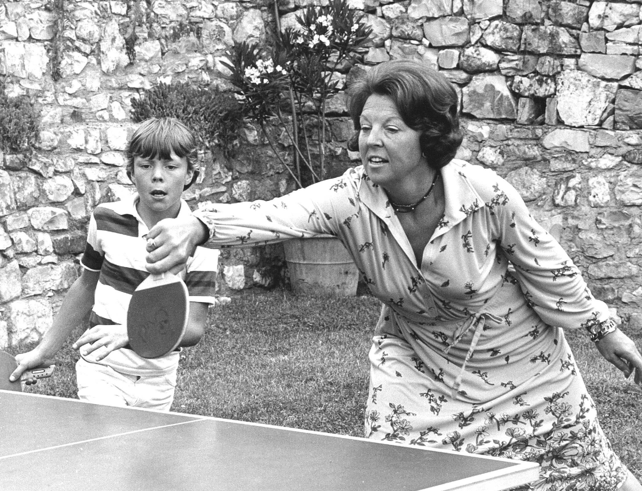 1960: Prinses Beatrix en prins Johan Friso spelen een potje ping pong tijdens een vakantie in het