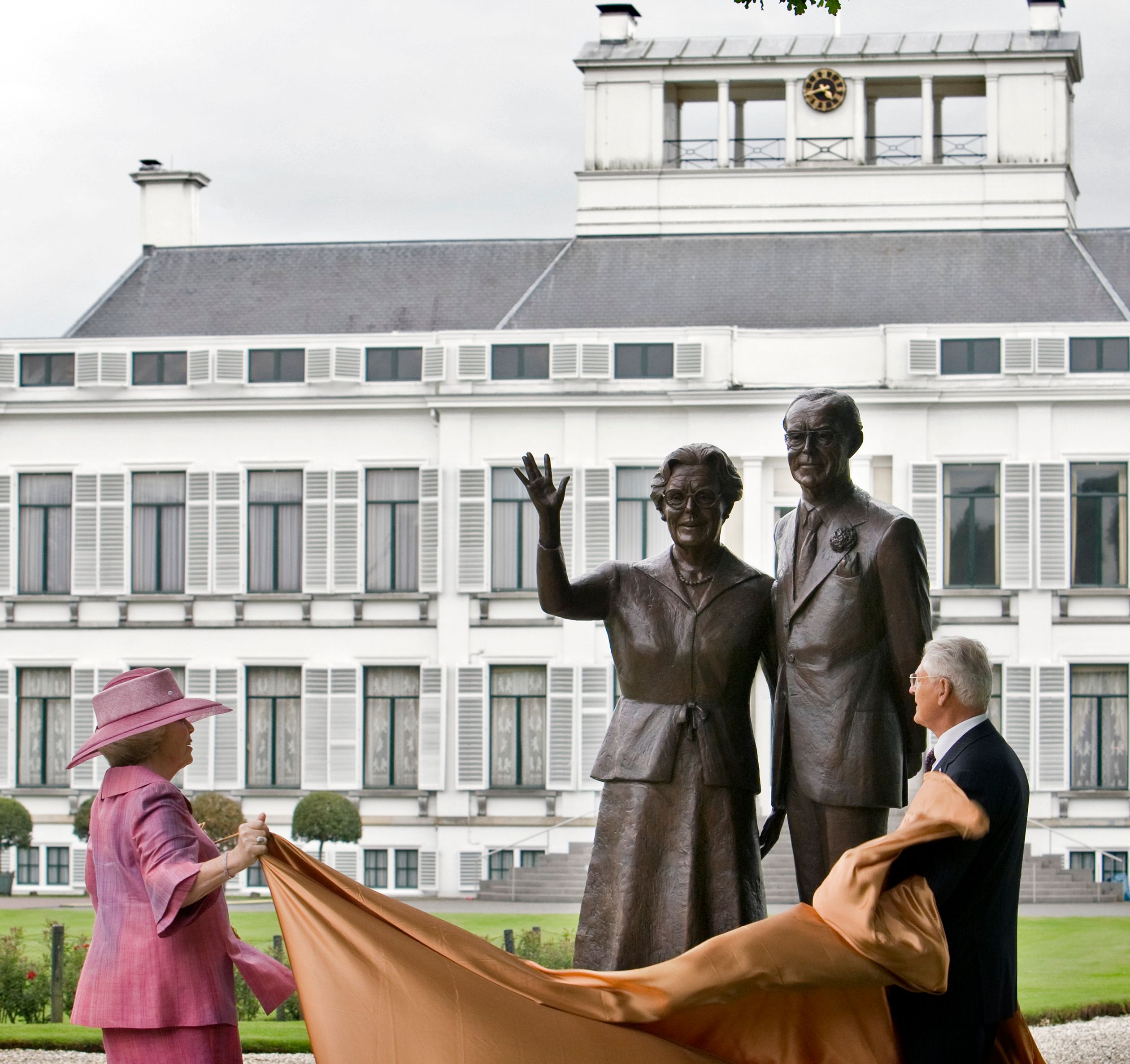 Kunstenaar Kees Verkade maakte deze beelden van koningin Juliana en prins Bernhard. Prinses Beatrix