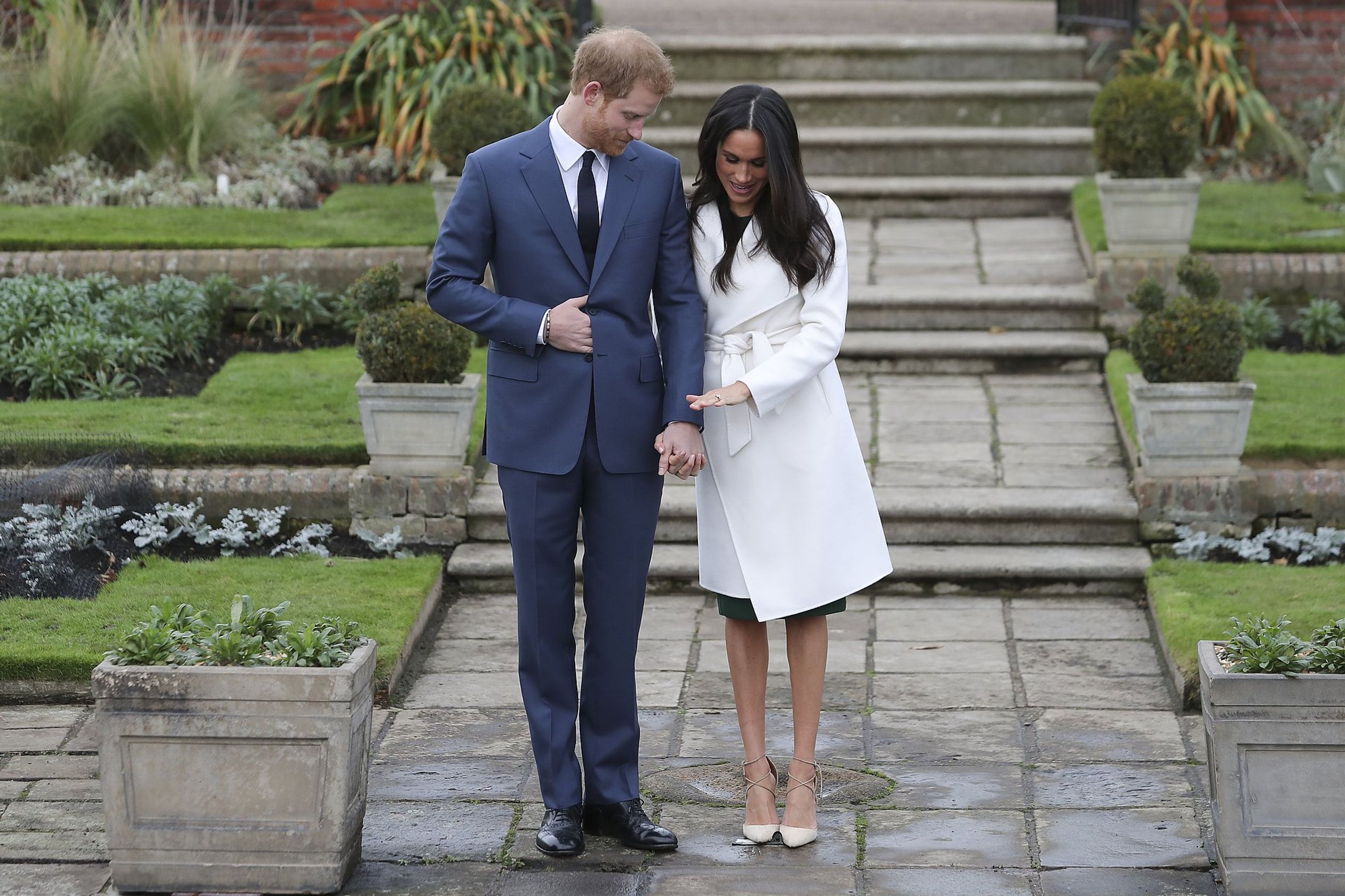 Tijdens haar verloving in 2017 verschijnt Meghan in een witte wollen mantel.