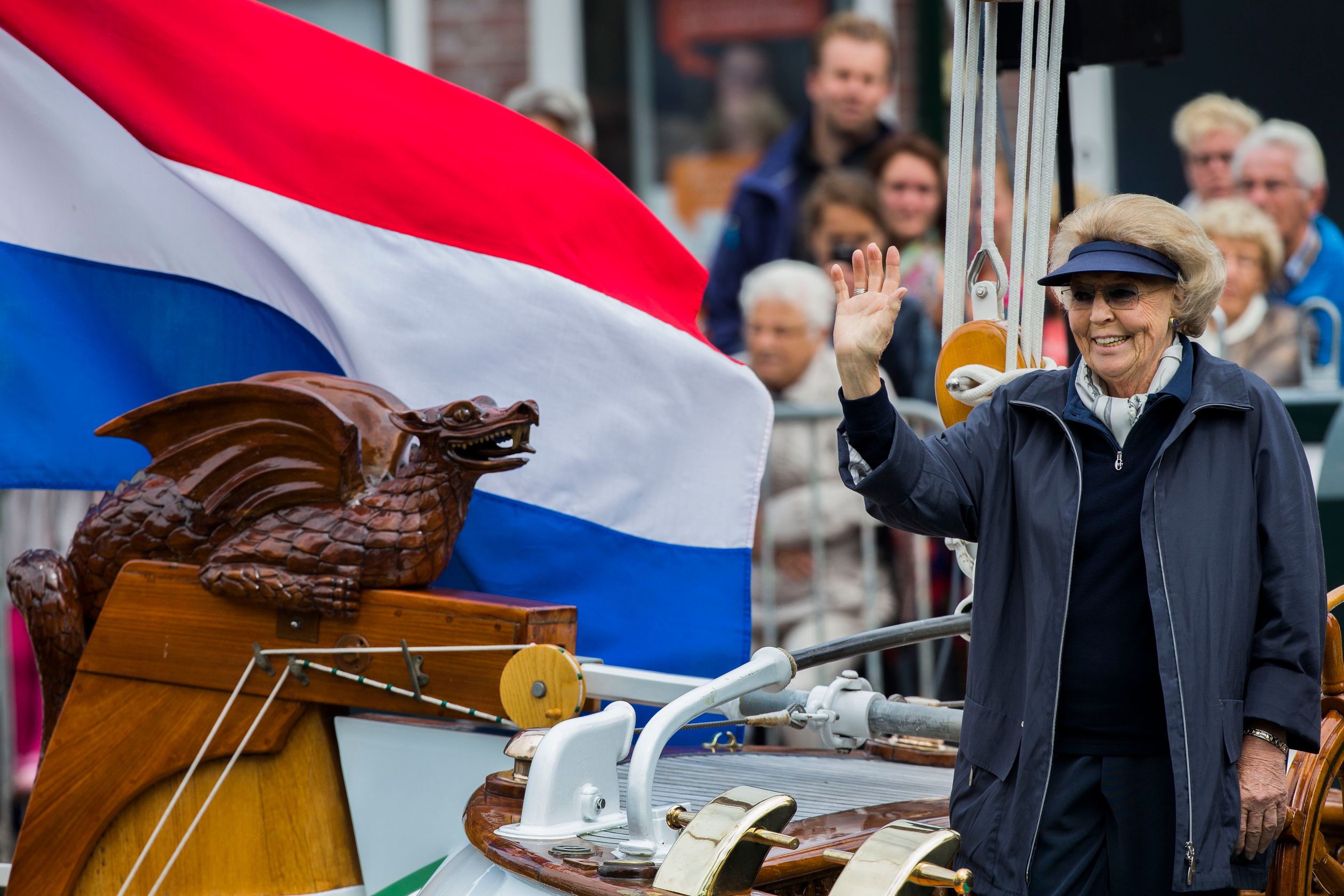 2015: Prinses Beatrix neemt een vlootschouw af vanaf De Groene Draeck.