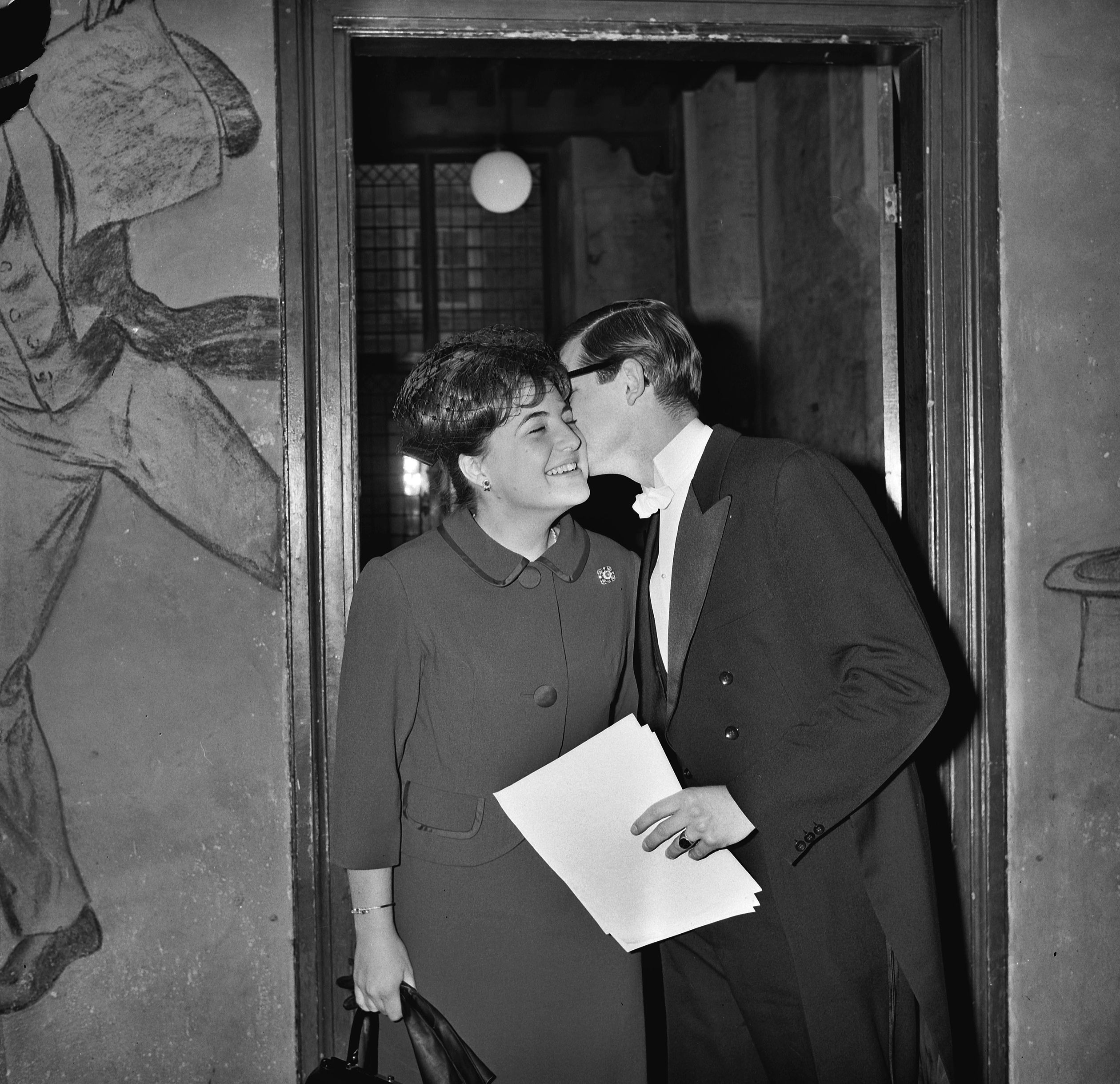 Als haar verloofde Pieter van Vollenhoven in 1965 slaagt voor zijn doctoraal examen Nederlandse