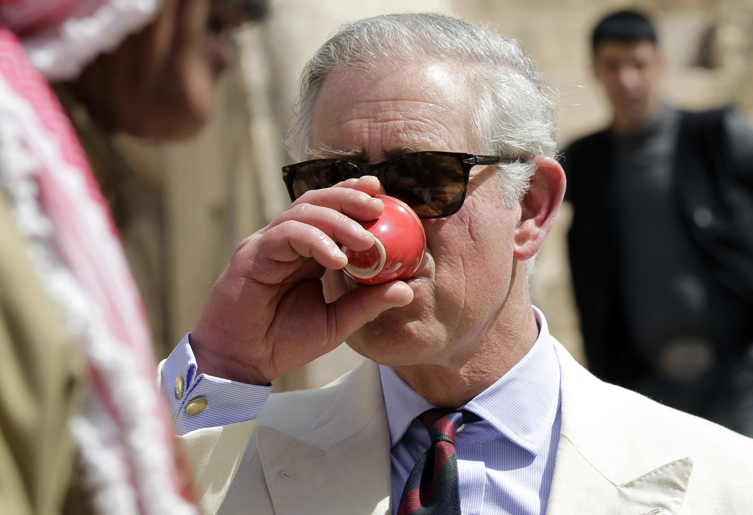 De Britse prins drinkt een kopje Arabische koffie tijdens een bezoek aan Romeinse ruïnes in Jerash