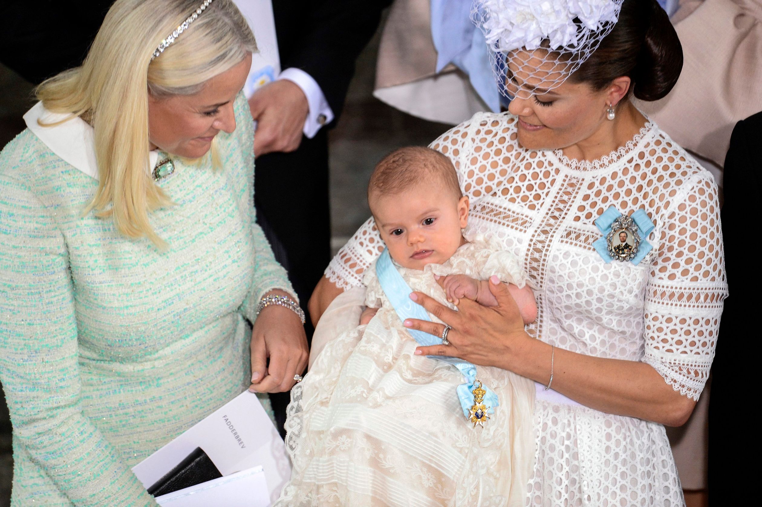 Kroonprinses Mette-Marit bij de doopplechtigheid van haar petekind prins Oscar van Zweden (mei