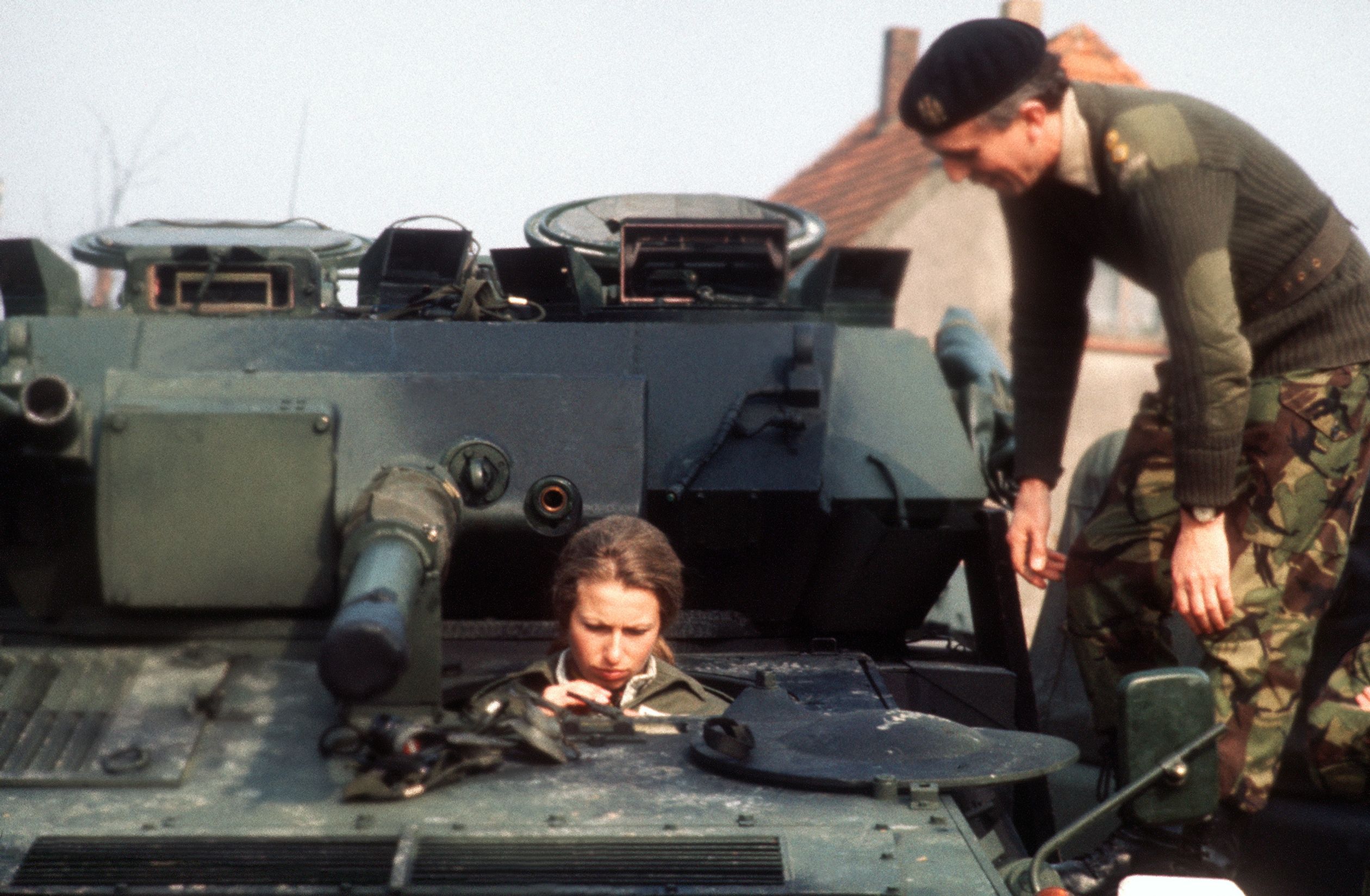 Prinses Anne kijkt in een tank van het Britse regiment "King's Musars" tijdens een driedaags bezoek