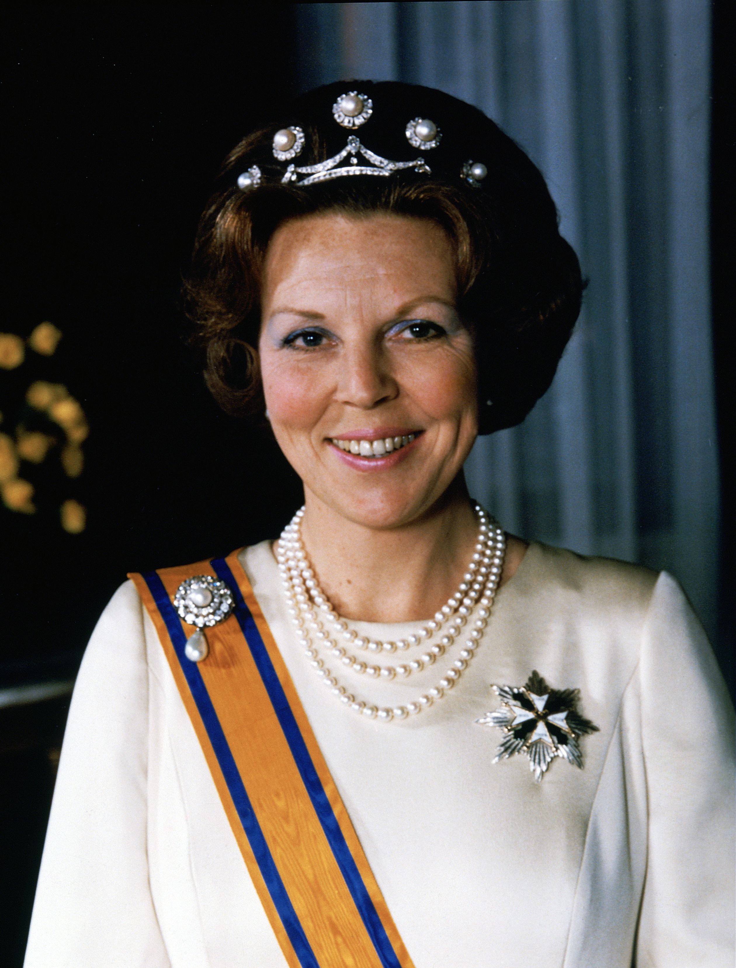 De eerste staatsieportretten van Beatrix als koningin.
