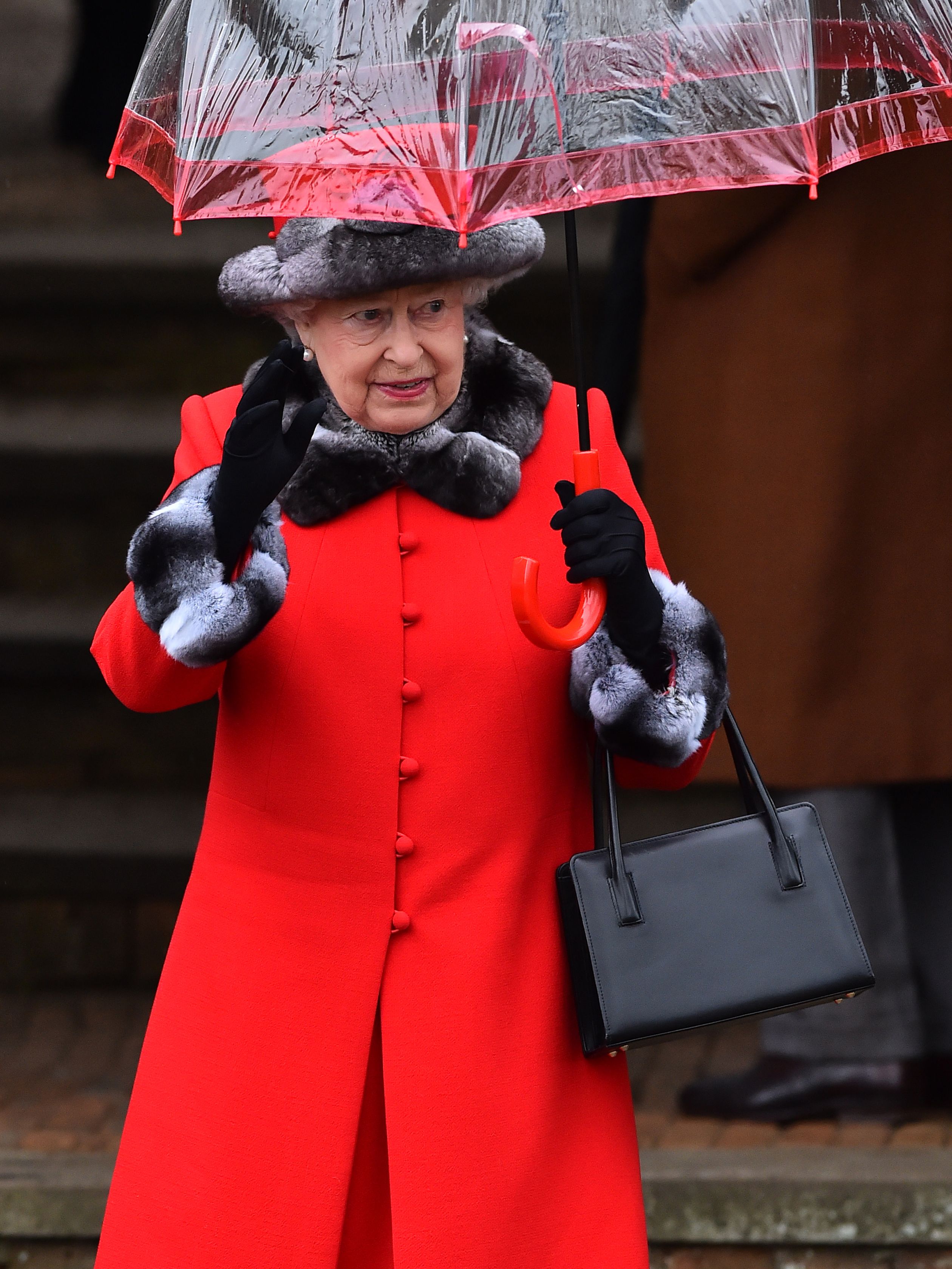 Koningin_Elizabeth_rode_paraplu.jpg