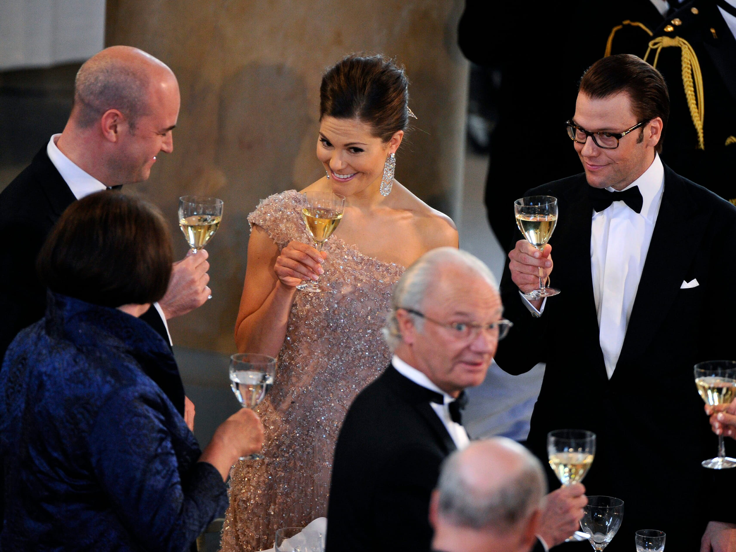 2010: de Zweedse premier Fredrik Reinfeldt stelt een toast voor op kroonprinses Victoria en haar verloofde Daniel Westling.