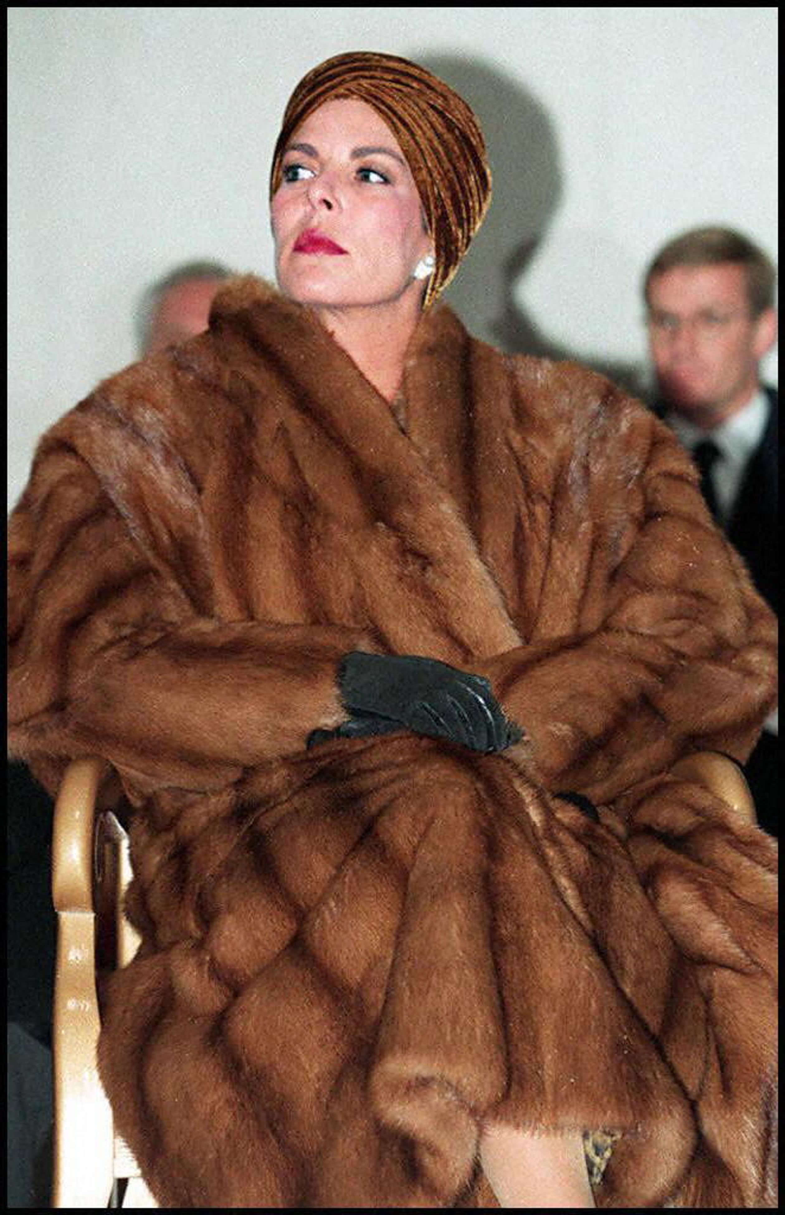 In 1997 zien we Caroline van top tot teen in bont. Deze outfit past goed bij het glamoureuze imago van de prinses.